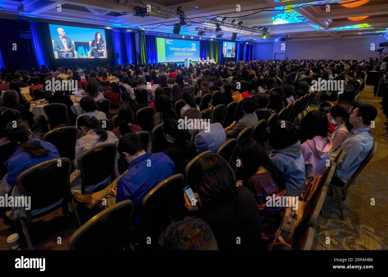 (190511) -- SAN DIEGO, 11. Mai 2019 (Xinhua) -- Menschen nehmen an der 12. National Chinese Language Conference (NCLC) in San Diego, USA, am 10. Mai 2019 Teil. Der 12. NCLC der Vereinigten Staaten startete am Donnerstagabend in der Küstenstadt San Diego im westlichen US-Bundesstaat Kalifornien. Mehr als 1.300 Lehrer, Administratoren und politische Entscheidungsträger aus den USA und sieben anderen Ländern nahmen an der dreitägigen Veranstaltung Teil. (Xinhua/Zhao Hanrong) U.S.-SAN DIEGO-CHINESE LANGUAGE-CONFERENCE PUBLICATIONxNOTxINxCHN Stockfoto
