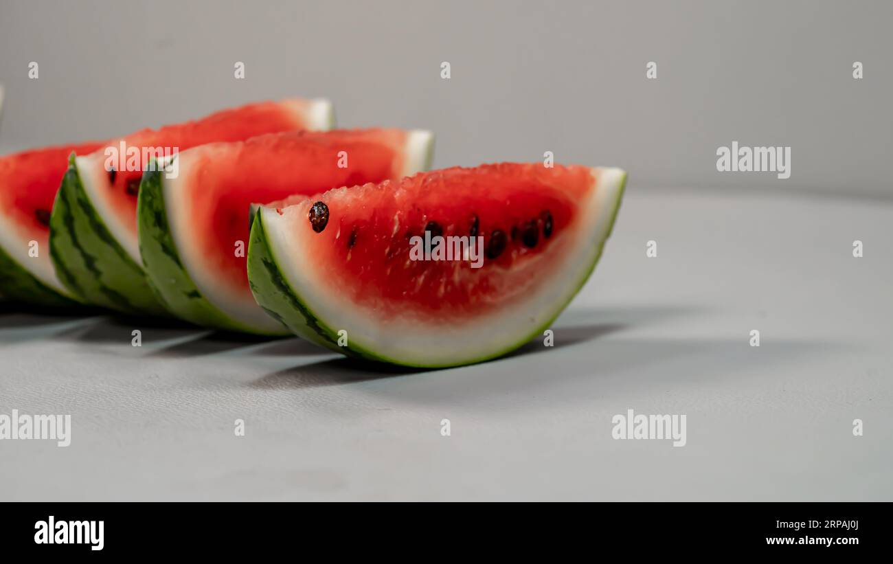 Schneidet Wassermelone auf dem Tisch. Nährstoffe, einschließlich Kalium, Magnesium und Vitamine A und C Stockfoto
