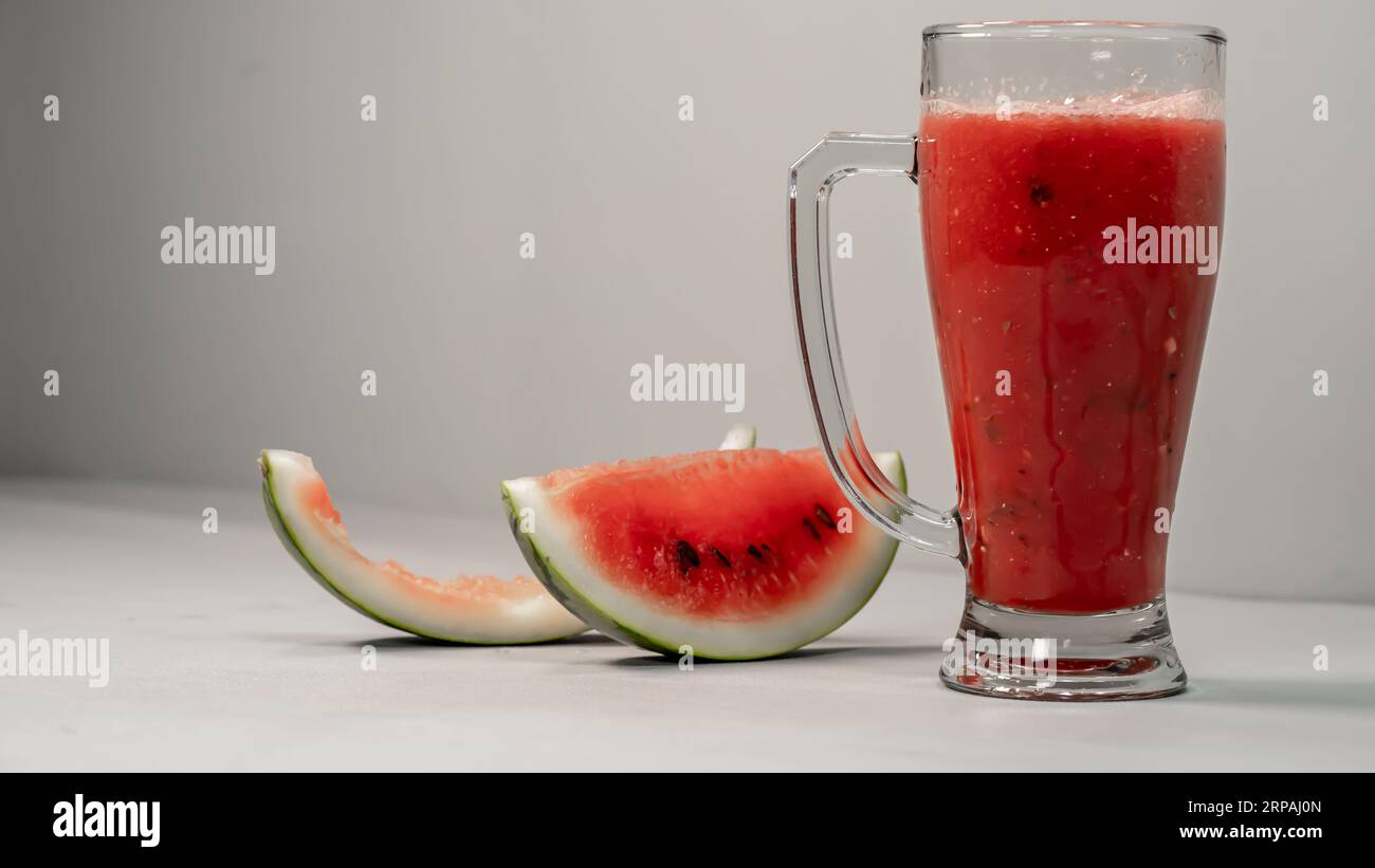 Schneidet Wassermelone mit Saft in Scheiben. Nährstoffe, einschließlich Kalium, Magnesium und Vitamine A und C Stockfoto
