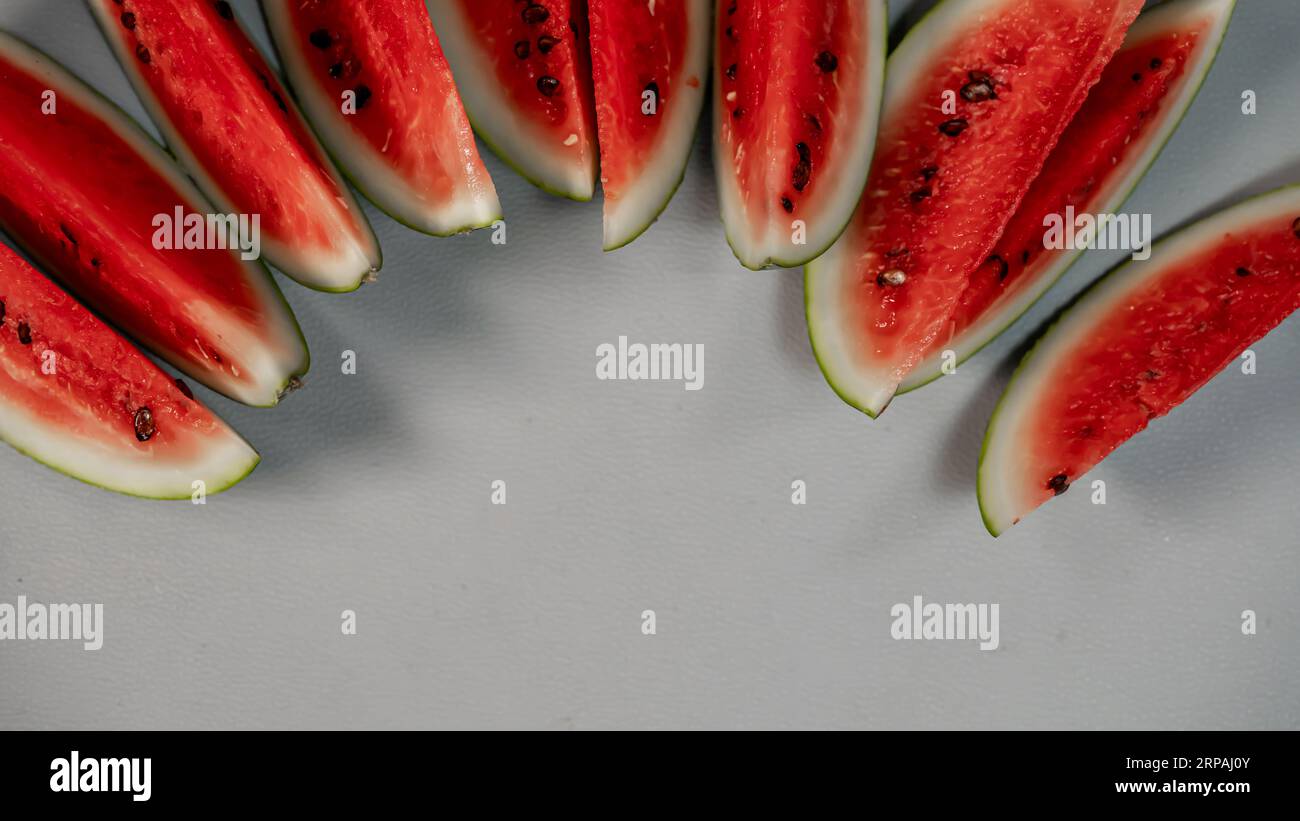 Slices Watermelon on (Wassermelone in Scheiben schneiden), um sie anzuzeigen. Nährstoffe, einschließlich Kalium, Magnesium und Vitamine A und C Stockfoto