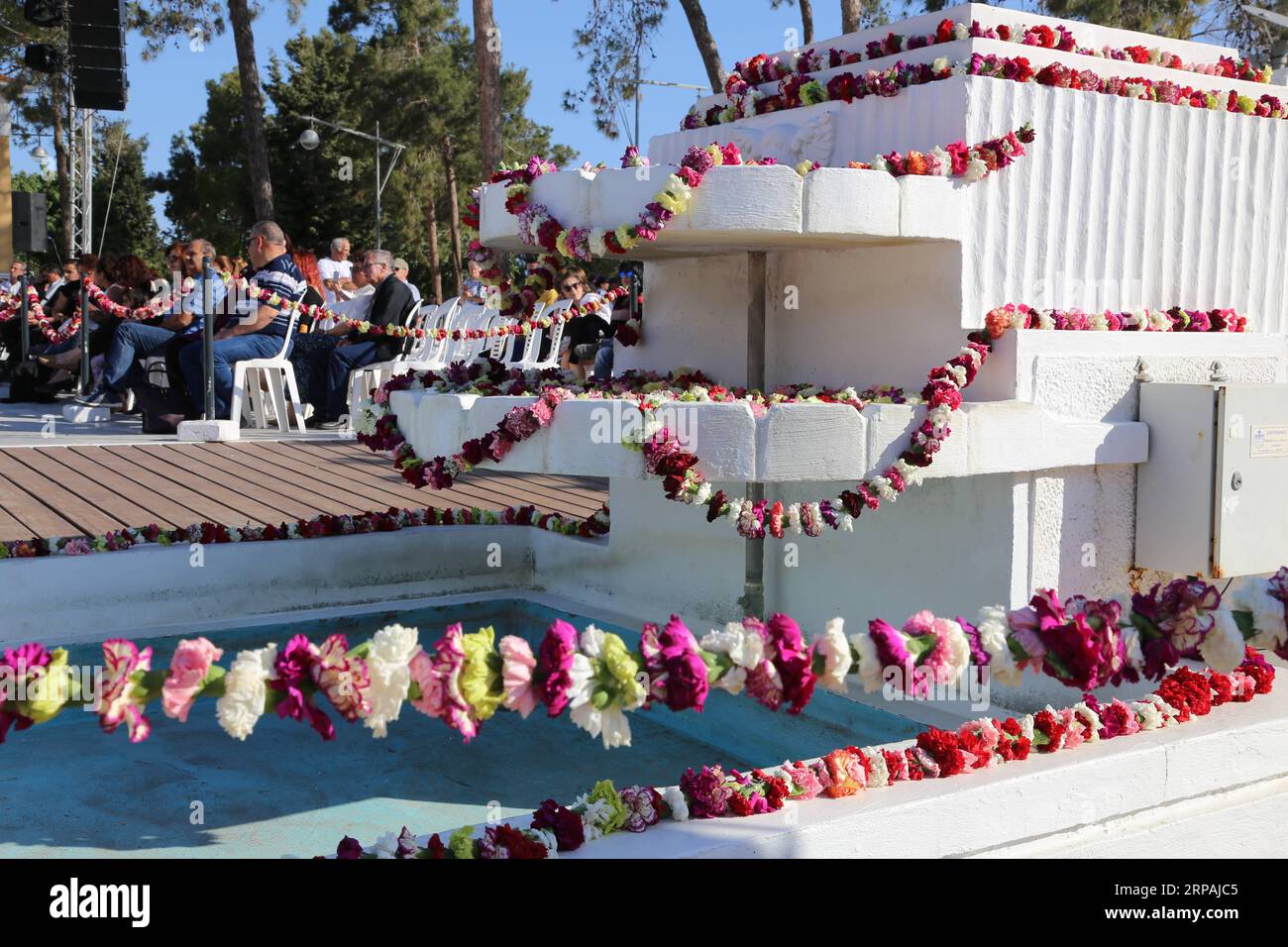 (190512) -- PAPHOS (ZYPERN), 12. Mai 2019 -- Menschen nehmen an den Feierlichkeiten des Blumenfestivals in Paphos, Zypern, am 12. Mai 2019 Teil. Tausende von Menschen nahmen am jährlichen Blumenfest von Paphos hier am Sonntag Teil. ) ZYPERN-PAPHOS-FLOWER FESTIVAL ZhangxBaoping PUBLICATIONxNOTxINxCHN Stockfoto
