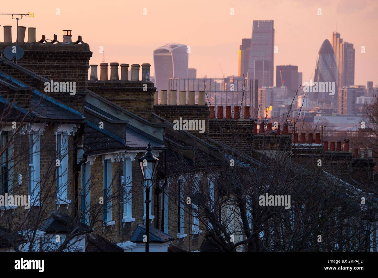 Aktenfoto vom 31/03/16 von einer allgemeinen Ansicht der Häuser im Süden Londons, da ehemalige Wohnungseigentümer, die zu Mietern wurden, nun eine helfende Hand zurück auf die Leiter bekommen können, so die Skipton Building Society. Stockfoto