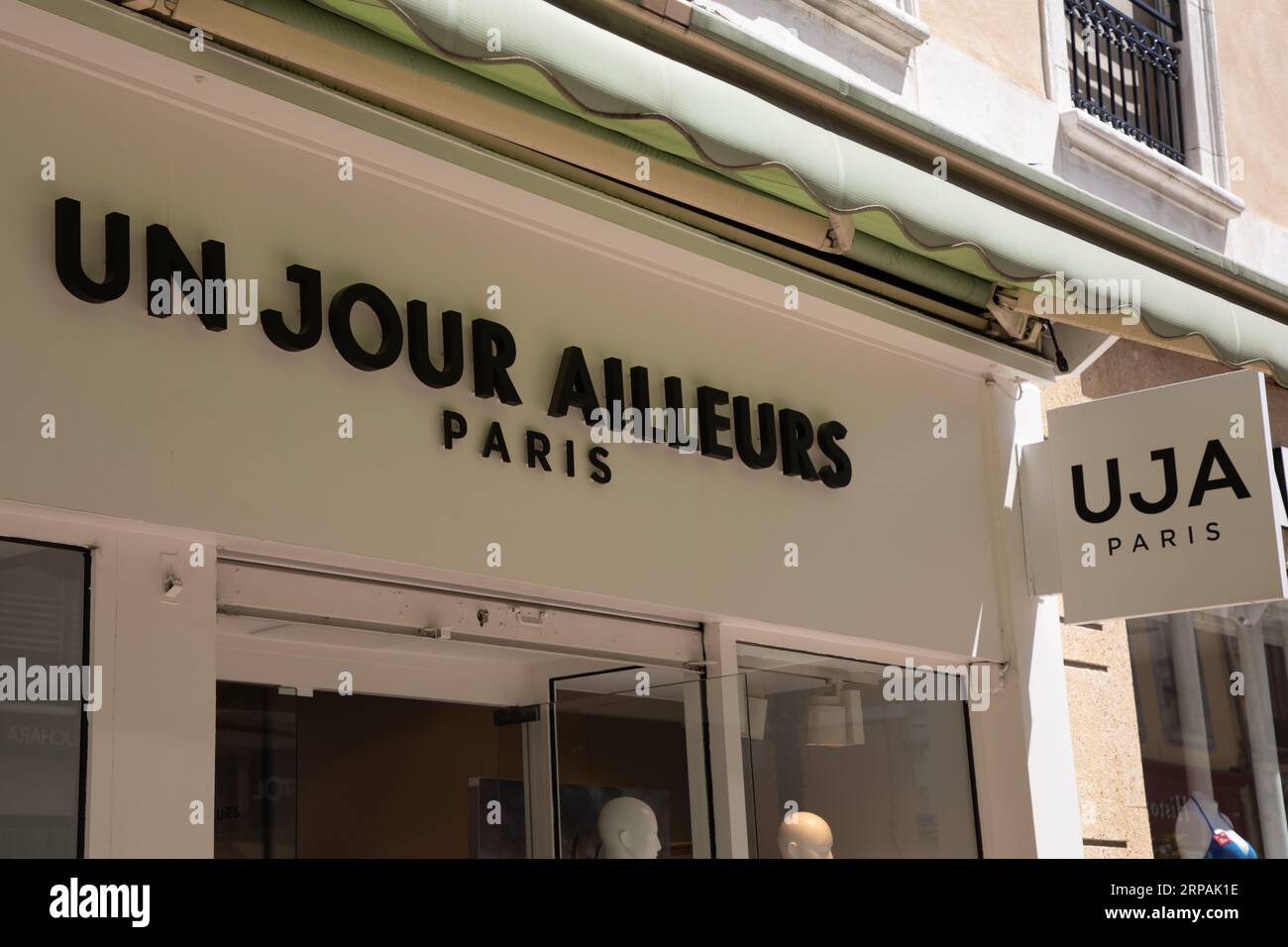 Mailand, Italien - 08 22 2023 : uja Text un jour ailleurs paris Sign Shop Einzelhandel Logo Marke Mädchen Mode Ladenfassade Stockfoto