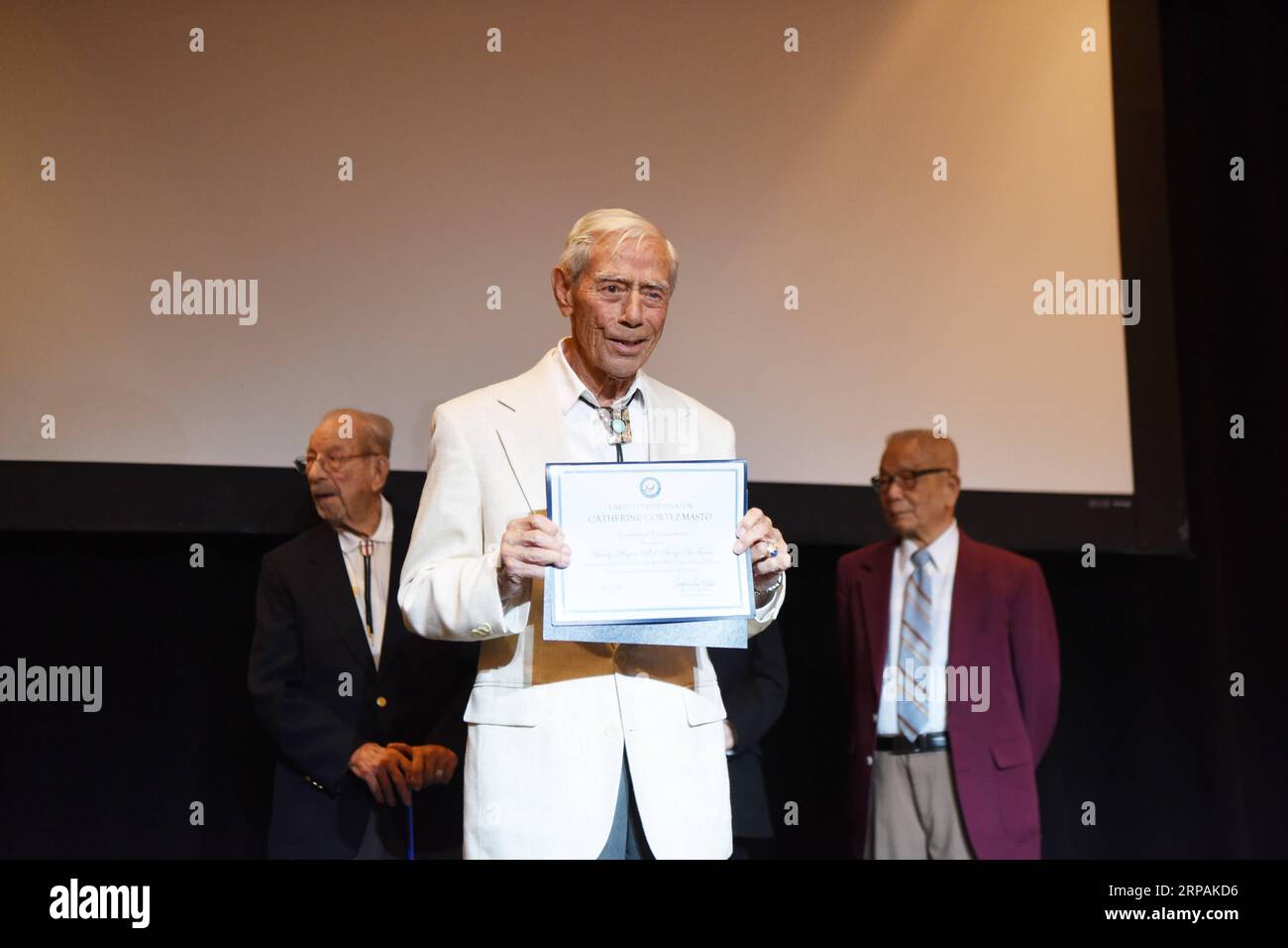 (190513) - LAS VEGAS, 13. Mai 2019 (Xinhua) - Flying Tigers veteran Harry Moyer (Vorne), erhält ein Zertifikat, das der US-Kongress Anerkennung am 4. sino-american Zweiten Weltkrieg Freundschaft und Flying Tiger Geschichte Konferenz in Las Vegas, USA, 11. Mai 2019. Der Flying Tigers, eine US-amerikanische Fliegerstaffel aus Piloten der United States Army Air Corps, Navy und Marine Corps, geholfen, die Chinesische Kampf gegen die Japanischen Invasoren im Zweiten Weltkrieg (WWII). Mit ihren heldenhaften Anstrengungen und große Opfer, diesen amerikanischen Flying Tigers kämpften seit Jahren mit Chinesen si Stockfoto