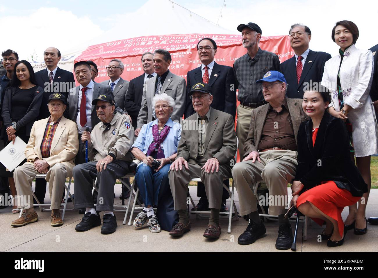 (190513) - LAS VEGAS, 13. Mai 2019 (Xinhua) - Flying Tigers Veteranen (Vorne) die Eröffnungsfeier der 2019 U.S.-China Kulturtourismus Festival in Las Vegas, USA Besuchen, am 10. Mai 2019. Der Flying Tigers, eine US-amerikanische Fliegerstaffel aus Piloten der United States Army Air Corps, Navy und Marine Corps, geholfen, die Chinesische Kampf gegen die Japanischen Invasoren im Zweiten Weltkrieg (WWII). Mit ihren heldenhaften Anstrengungen und große Opfer, diesen amerikanischen Flying Tigers kämpften seit Jahren mit der chinesischen Menschen Seite an Seite leben und Tod kämpfen. Die freigegebene US-China Erfahrung während der Paro Stockfoto