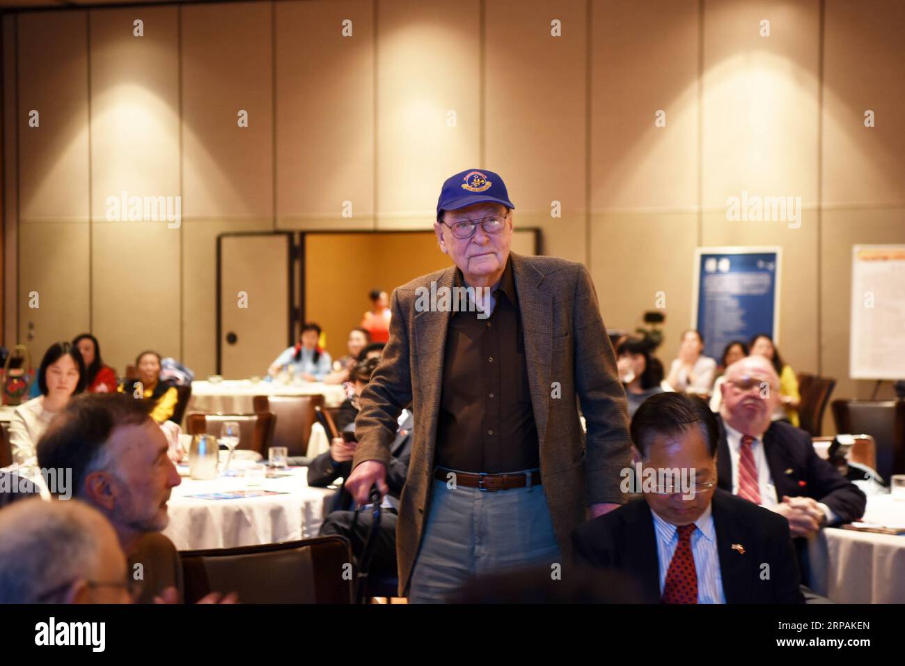 (190513) - LAS VEGAS, 13. Mai 2019 (Xinhua) - Flying Tigers Veteran David Hayward (C) begrüßt die Teilnehmer, wenn er bei der vierten Sino-American Zweiten Weltkrieg Freundschaft und Flying Tiger Geschichte Konferenz in Las Vegas, USA, am 10. Mai 2019 eingeführt wurde. Der Flying Tigers, eine US-amerikanische Fliegerstaffel aus Piloten der United States Army Air Corps, Navy und Marine Corps, geholfen, die Chinesische Kampf gegen die Japanischen Invasoren im Zweiten Weltkrieg (WWII). Mit ihren heldenhaften Anstrengungen und große Opfer, diesen amerikanischen Flying Tigers kämpften seit Jahren mit der chinesischen Menschen Seite an Seite leben und Stockfoto