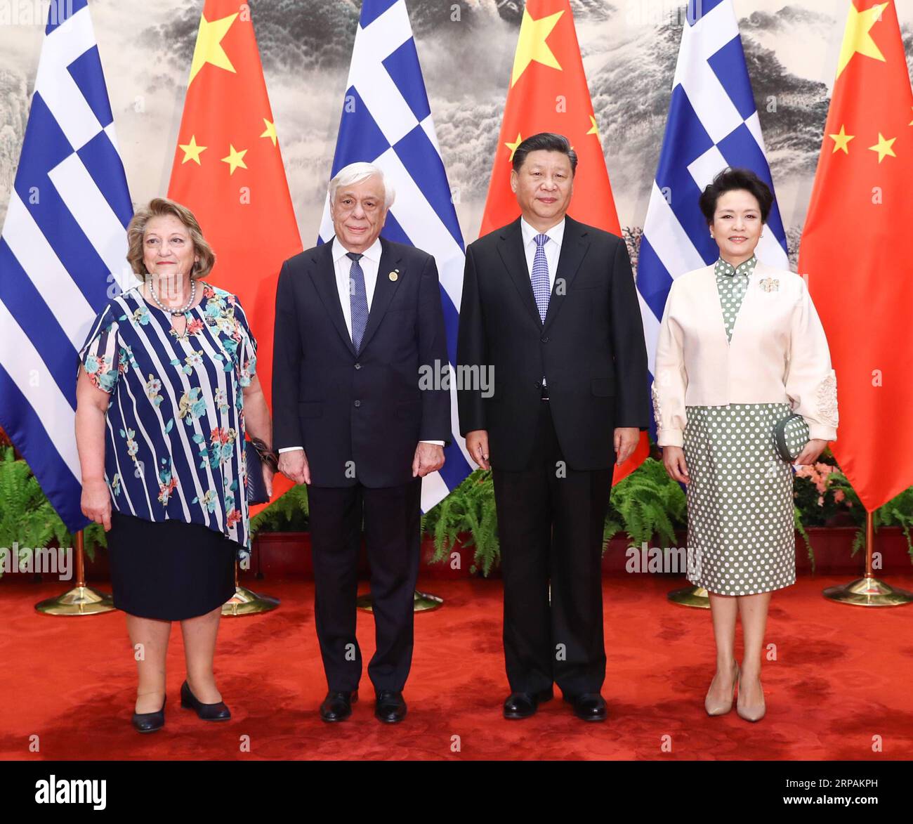 (190514) -- PEKING, 14. Mai 2019 -- der chinesische Präsident Xi Jinping (2. R) und seine Frau Peng Liyuan (1. R) posieren für Gruppenfotos mit dem griechischen Präsidenten Prokopis Pavlopoulos (2. L) und seiner Frau in Peking, Hauptstadt Chinas, 14. Mai 2019. XI hielt am Dienstag Gespräche mit Pavlopoulos in der Großen Halle des Volkes in Peking. ) CHINA-PEKING-XI JINPING-GRIECHISCHER PRÄSIDENT-GESPRÄCHE (CN) JUXPENG PUBLICATIONXNOTXINXCHN Stockfoto