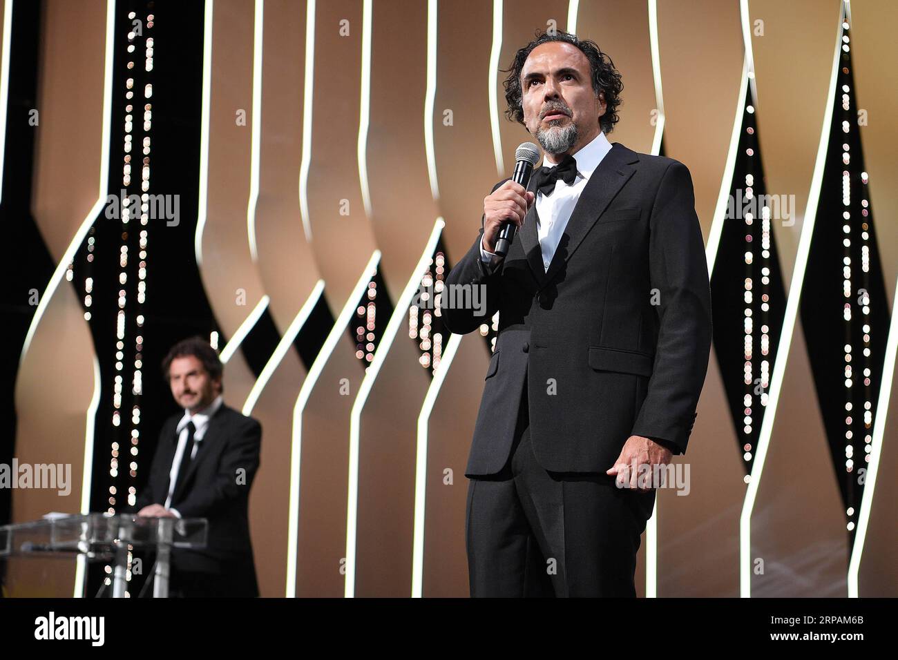 (190515) -- CANNES, 15. Mai 2019 (Xinhua) -- Präsident der Jury Alejandro Gonzalez Inarritu nimmt an der Eröffnungsgala während des 72. Cannes Film Festivals im Palais des Festivals in Cannes, Frankreich, am 14. Mai 2019 Teil. Vom 14. Bis 25. Mai finden hier die 72. Filmfestspiele von Cannes statt. (Xinhua/Kim Yida) FRANCE-CANNES-FILM FESTIVAL-OPENING PUBLICATIONxNOTxINxCHN Stockfoto