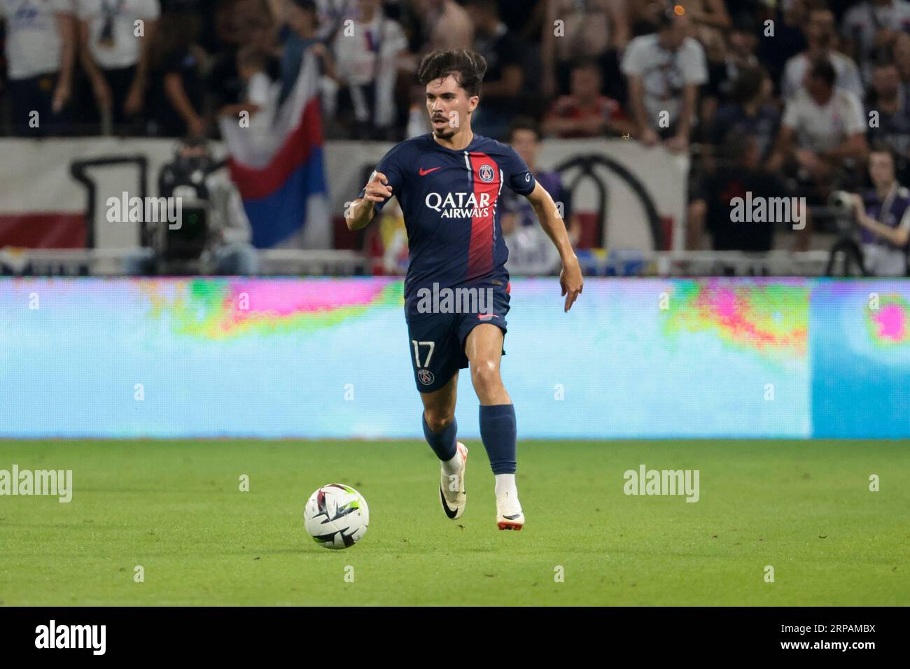 Lyon, Frankreich. September 2023. Vitinha von PSG während des Ligue-1-Fußballspiels der französischen Meisterschaft zwischen Olympique Lyonnais (Lyon, OL) und Paris Saint-Germain (PSG) am 3. September 2023 im Groupama-Stadion in Decines-Charpieu bei Lyon, Frankreich - Foto Jean Catuffe/DPPI Credit: DPPI Media/Alamy Live News Stockfoto