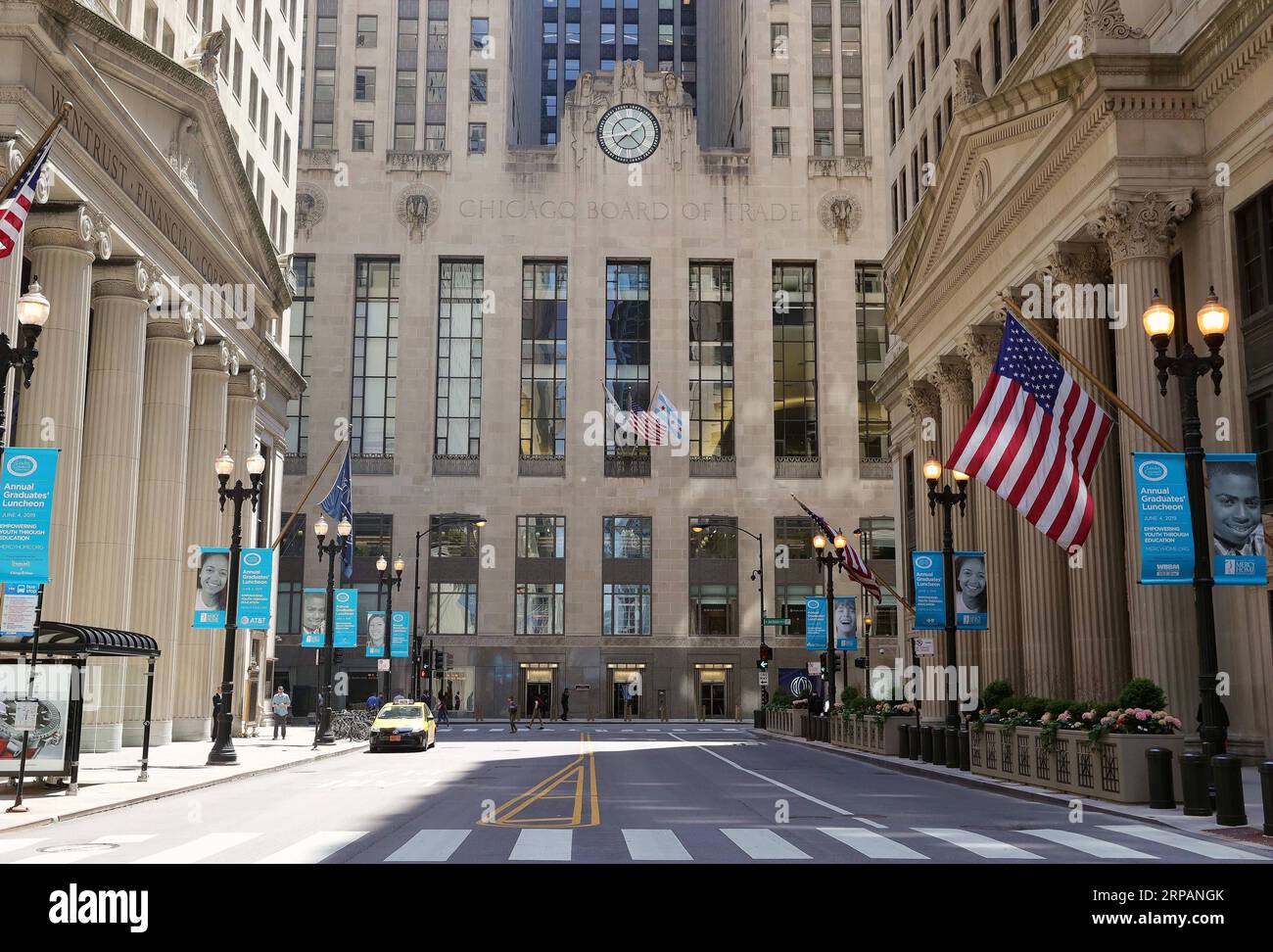 (190515) -- CHICAGO, 15. Mai 2019 (Xinhua) -- Foto aufgenommen am 15. Mai 2019 zeigt das Chicago Board of Trade Building in der Innenstadt von Chicago, USA. Chicago Board of Trade (CBOT) Soja-Futures stiegen am Mittwoch an, da Short-Coverage den Sojabohnenmarkt weiterhin stützte. Die Schlusskurse der Ölsaaten sind jedoch niedriger als ihre täglichen Hochs, da die Anleger Short-Positionen einnehmen und auf Ausgangstüren zusteuern. (Xinhua/Wang Ping) U.S.-CHICAGO-CBOT-SOJA-FUTURES PUBLICATIONxNOTxINxCHN Stockfoto