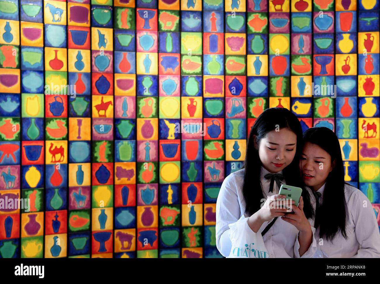 (190516) -- ZHENGZHOU, 16. Mai 2019 (Xinhua) -- zwei Besucher überprüfen Fotos auf einem Mobiltelefon im Luoyang Sancai Art Museum in Luoyang, Provinz Henan in Zentralchina, 13. Mai 2019. Sancai bezieht sich auf dreifarbige glasierte Keramik. Insgesamt sind 69 Museen in verschiedenen Arten der Öffentlichkeit in Luoyang zugänglich, das eine lange Geschichte hat und die Hauptstadt von 13 Dynastien im alten China war. (Xinhua/Li an) CHINA-HENAN-LUOYANG-MUSEEN (CN) PUBLICATIONxNOTxINxCHN Stockfoto