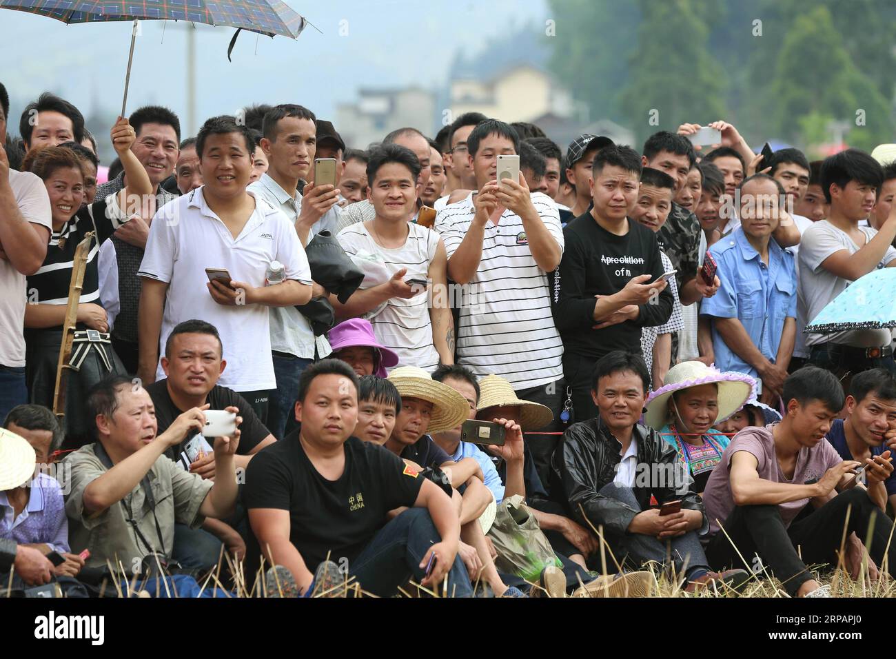 (190516) -- SIZHAI VILLAGE, 16. Mai 2019 (Xinhua) -- Dorfbewohner beobachten Ringwettbewerbe beim jährlichen traditionellen Ringfestival im Dorf Sizhai der Gemeinde Shuangjiang, Liping County, Miao-Dong Autonome Präfektur Qiandongnan, Provinz Guizhou im Südwesten Chinas, 19. April 2019. Wu You hat traditionelles Wrestling der ethnischen Dong-Gruppe ausgeübt, das von seinem Vater Wu Fagui, einem ehemaligen Champion des traditionellen Wrestling-Wettbewerbs, trainiert wurde. Im April trat er als jüngster Spieler von Sizhai Village beim jährlichen Wrestling Festival an. Wu You's Vater Wu Fagui wurde auch von seinem Fathe trainiert Stockfoto
