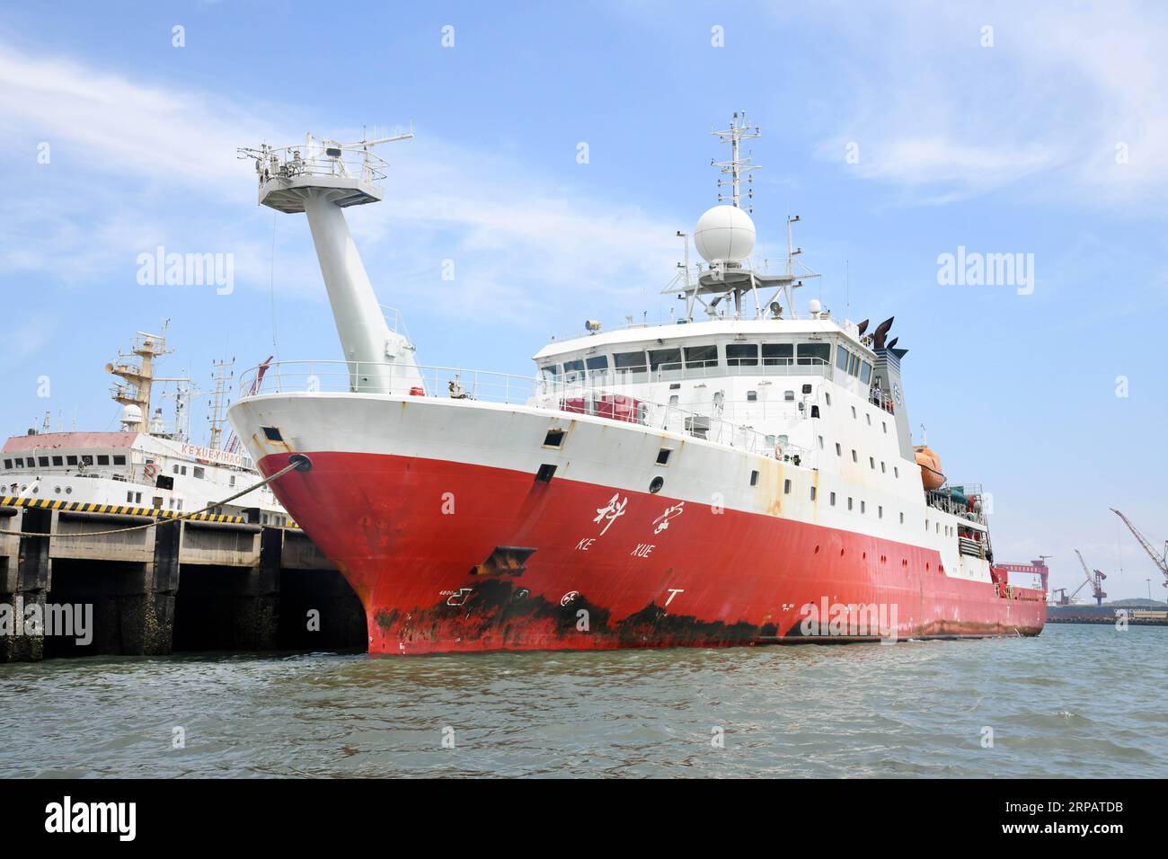 (190518) -- QINGDAO, 18. Mai 2019 (Xinhua) -- Chinesisches Forschungsschiff Science wartet auf die Abfahrt von der Stadt Qingdao in der ostchinesischen Provinz Shandong, 18. Mai 2019. Das chinesische Forschungsschiff Science verließ die östliche Stadt Qingdao am Samstag auf einer Expedition zu den wenig bekannten Seebergen im Mariana-Graben, dem tiefsten natürlichen Graben der Welt. Die Forscher werden die Topographie, Hydrologie und Bioökologie des typischen Meeresraumes des westlichen Pazifiks untersuchen, sagte Xu Kuidong, leitender Wissenschaftler der Mission mit dem Institut für Ozeanologie der Chinesischen Akademie der Wissenschaften. (Xinhua/Li Ziheng) KINN Stockfoto