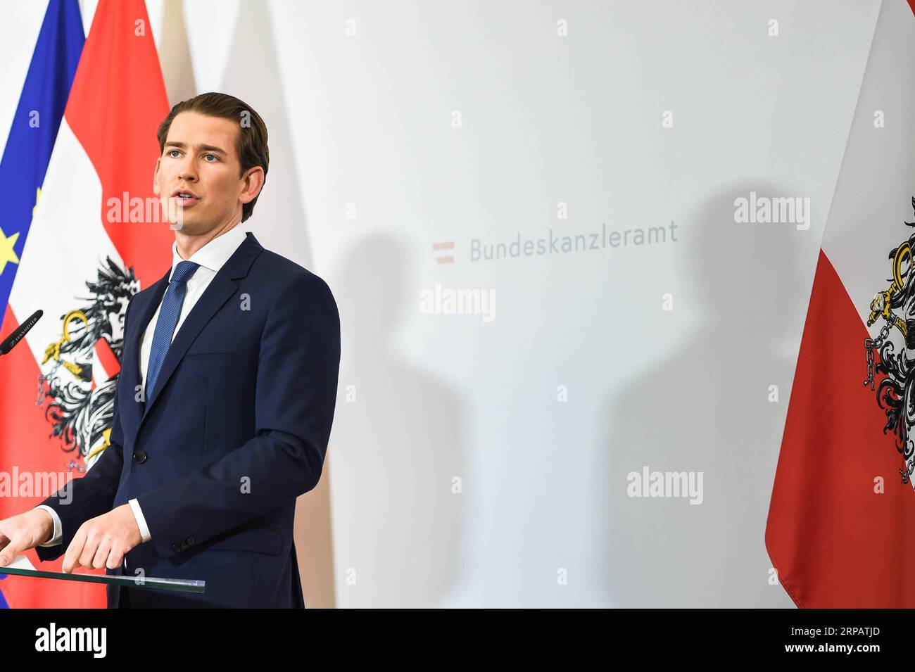 (190518) -- WIEN, 18. Mai 2019 (Xinhua) -- Bundeskanzler Sebastian kurz hält am 18. Mai 2019 in Wien eine Presseerklärung. Der österreichische Bundeskanzler Sebastian kurz forderte am Samstag nach dem Rücktritt seines Vizekanzlers Heinz-Christian Strache über ein angebliches Korruptionsvideo eine Schnellwahl. (Xinhua/Guo Chen) AUSTRIA-VIENNA-SEBASTIAN KURZ-SNAP PUBLICATIONxNOTxINxCHN Stockfoto