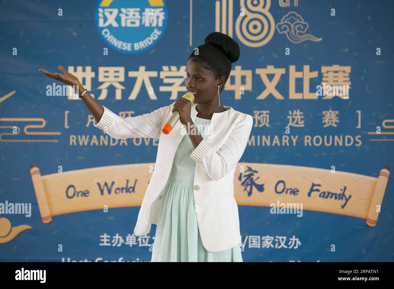 (190518) -- KIGALI, 18. Mai 2019 -- Ein ruandischer Student nimmt am 18. Chinese Bridge Chinese Proficiency Competition for Foreign College Students in Kigali, Hauptstadt Ruandas, am 18. Mai 2019 Teil. Am Samstag fand hier ein chinesischer Meisterschaftswettbewerb für ruandische Studenten mit einem nationalen Finale statt. ) RUANDA-KIGALI-CHINESISCHER MEISTERSCHAFTSWETTBEWERB GabrielxDusabe PUBLICATIONxNOTxINxCHN Stockfoto