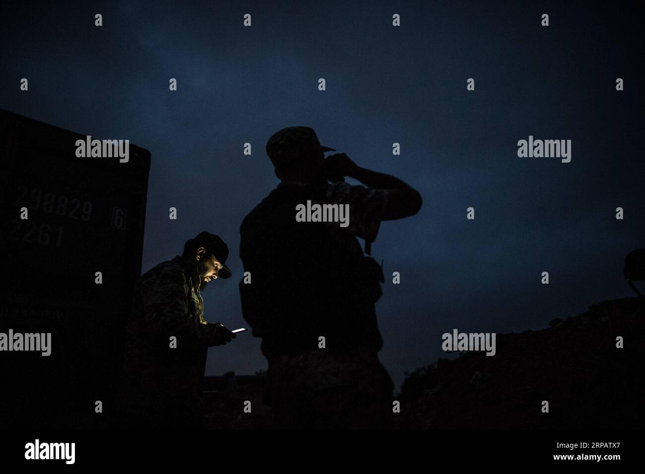 (190519) -- TRIPOLI, 19. Mai 2019 (Xinhua) -- Kämpfer von UN-unterstützten Regierungstruppen werden am 18. Mai 2019 in der Salah Al-DIN Frontlinie in Tripoli, Libyen, gesehen. (Xinhua/Amru Salahuddien) LIBYEN-TRIPOLI-KONFLIKT-PUBLICATIONxNOTxINxCHN Stockfoto