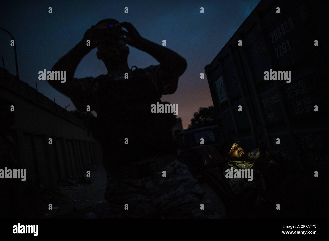 (190519) -- TRIPOLI, 19. Mai 2019 (Xinhua) -- Kämpfer von UN-unterstützten Regierungstruppen werden am 18. Mai 2019 in der Salah Al-DIN Frontlinie in Tripoli, Libyen, gesehen. (Xinhua/Amru Salahuddien) LIBYEN-TRIPOLI-KONFLIKT-PUBLICATIONxNOTxINxCHN Stockfoto