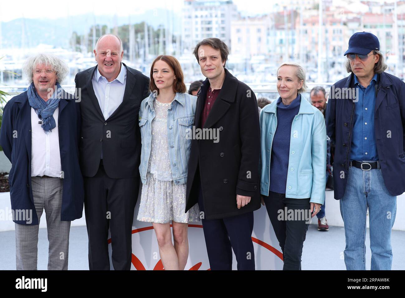 (190519) -- CANNES, 19. Mai 2019 (Xinhua) -- Cast und Kreativteam posieren während eines Fotocalls für den Film A Hidden Life beim 72. Cannes Film Festival in Cannes, Frankreich, 19. Mai 2019. Der Film A Hidden Life des amerikanischen Regisseurs Terrence Malick wird während des 72. Filmfestivals von Cannes, das vom 14. Bis 25. Mai stattfindet, um die Palme d oder mit anderen 20 Spielfilmen konkurrieren. (Xinhua/Zhang Cheng) FRANCE-CANNES-FILM FESTIVAL-PHOTOCALL-A HIDDEN LIFE PUBLICATIONxNOTxINxCHN Stockfoto