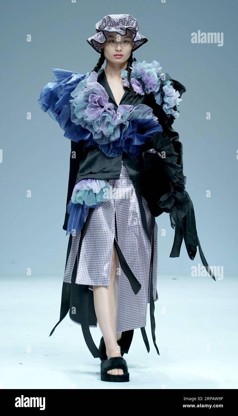 (190519) -- PEKING, 19. Mai 2019 (Xinhua) -- Ein Modell präsentiert eine Kreation, die von Absolventen des Beijing Institute of Fashion Technology während der China Graduate Fashion Week in Peking, der Hauptstadt Chinas, am 19. Mai 2019 entworfen wurde. (Xinhua/Chen Jianli) CHINA-PEKING-MODEWOCHE (CN) PUBLICATIONxNOTxINxCHN Stockfoto