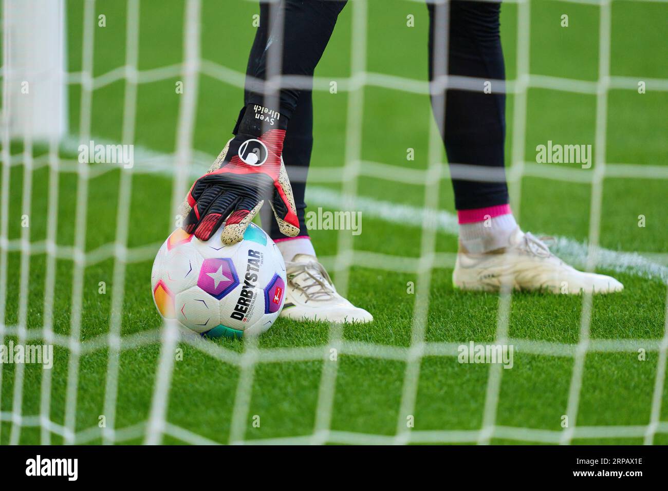 Sven ULREICH, Torhüter des FCB 26, nimmt den Derbystar Ball im Spiel BORUSSIA MOENCHENGLADBACH - FC BAYERN MÜNCHEN 1-2 am 2. September 2023 in MÖNCHENGLADBACH. Saison 2023/2024, 1.Bundesliga, FC Barcelona, MG, Gladbach, Spieltag 3, 3. Spieltag © Peter Schatz / Alamy Live News - DFL - VORSCHRIFTEN VERBIETEN DIE VERWENDUNG VON FOTOS als BILDSEQUENZEN und/oder QUASI-VIDEO - Stockfoto