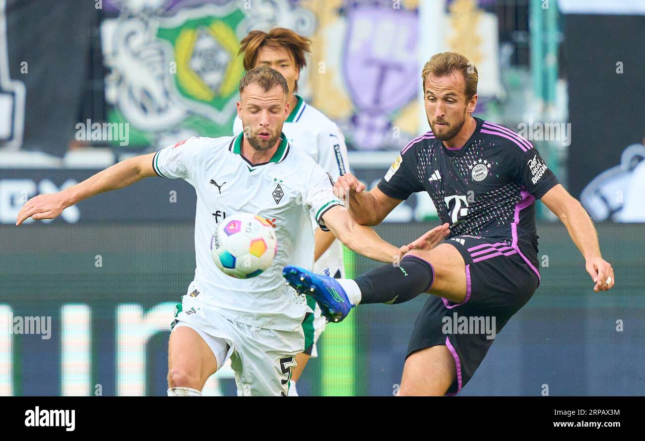 Harry Kane, FCB 9 kämpfen um den Ball, Tackle, Duell, Header, zweikampf, Aktion, Kampf gegen Marvin Friedrich, MG 5 im Spiel BORUSSIA MOENCHENGLADBACH - FC BAYERN MÜNCHEN 1-2 am 2. September 2023 in Mönchengladbach. Saison 2023/2024, 1.Bundesliga, FC Barcelona, MG, Gladbach, Spieltag 3, 3. Spieltag © Peter Schatz / Alamy Live News - DFL - VORSCHRIFTEN VERBIETEN DIE VERWENDUNG VON FOTOS als BILDSEQUENZEN und/oder QUASI-VIDEO - Stockfoto