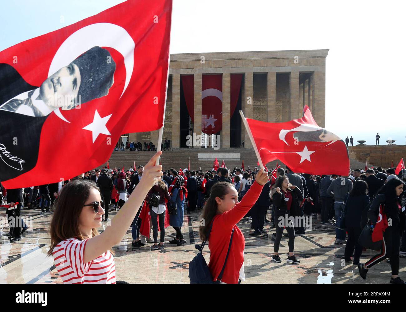 (190520) -- ANKARA, 20. Mai 2019 -- Menschen versammeln sich vor dem Mausoleum von Mustafa Kemal Atatürk am Tag des 100. Jahrestages des Beginns des Unabhängigkeitskrieges in Ankara, Türkei, am 19. Mai 2019. Vor hundert Jahren landete Mustafa Kemal Atatürk, der Gründer der modernen Türkei, am 19. Mai in Samsun, um den nationalen Unabhängigkeitskampf gegen die einmarschierenden europäischen Mächte zu starten. TÜRKEI-ANKARA-JAHRESTAG-UNABHÄNGIGKEITSKRIEG MUSTAFAXKAYA PUBLICATIONXNOTXINXCHN Stockfoto