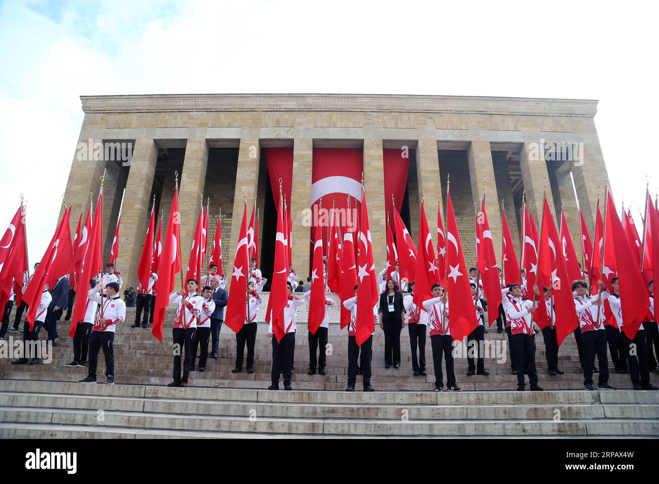 (190520) -- ANKARA, 20. Mai 2019 -- Menschen versammeln sich vor dem Mausoleum von Mustafa Kemal Atatürk am Tag des 100. Jahrestages des Beginns des Unabhängigkeitskrieges in Ankara, Türkei, am 19. Mai 2019. Vor hundert Jahren landete Mustafa Kemal Atatürk, der Gründer der modernen Türkei, am 19. Mai in Samsun, um den nationalen Unabhängigkeitskampf gegen die einmarschierenden europäischen Mächte zu starten. TÜRKEI-ANKARA-JAHRESTAG-UNABHÄNGIGKEITSKRIEG MUSTAFAXKAYA PUBLICATIONXNOTXINXCHN Stockfoto