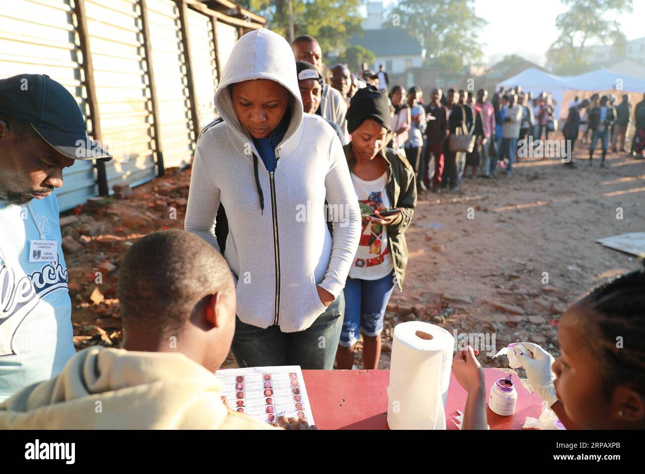 190521 -- BLANTYRE, 21. Mai 2019 Xinhua -- Wähler warteten, um ihre Identität in einer Wahlstation in Blantyre, Malawi, am 21. Mai 2019 überprüfen zu lassen. Die Malawier im ganzen Land warteten sich am Dienstag in die Warteschlange, um Stimmzettel abzugeben, die bestimmen werden, welche Partei das Land in den nächsten fünf Jahren regieren soll. Xinhua/Peng Lijun MALAWI-BLANTYRE-ELECTION-VOTE PUBLICATIONxNOTxINxCHN Stockfoto