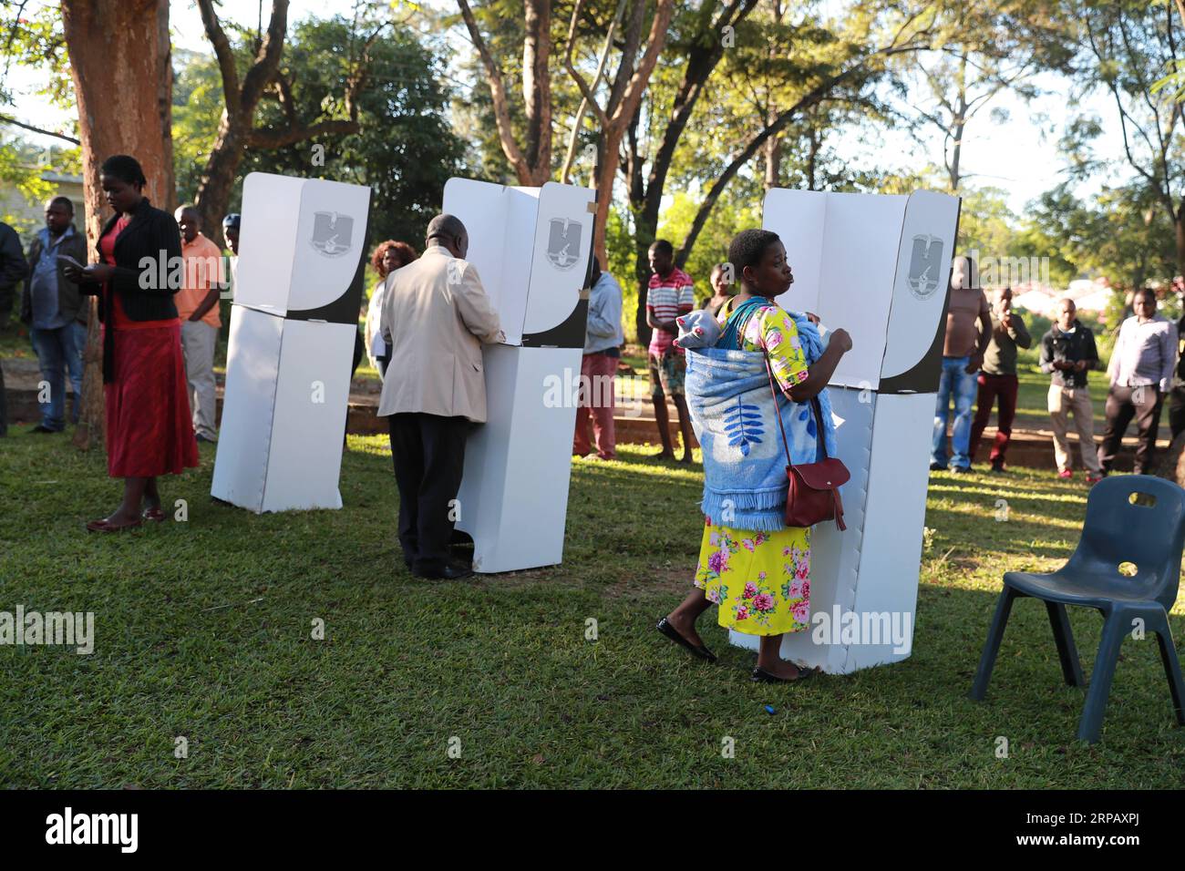(190521) -- BLANTYRE, 21. Mai 2019 (Xinhua) -- die Wähler füllen die Stimmzettel auf der Blantyre Secondary School Polling Station in Blantyre, Malawi, 21. Mai 2019 aus. Die Malawier im ganzen Land warteten sich am Dienstag in die Warteschlange, um Stimmzettel abzugeben, die bestimmen werden, welche Partei das Land in den nächsten fünf Jahren regieren soll. (Xinhua/Peng Lijun) PUBLICATIONxNOTxINxCHN Stockfoto