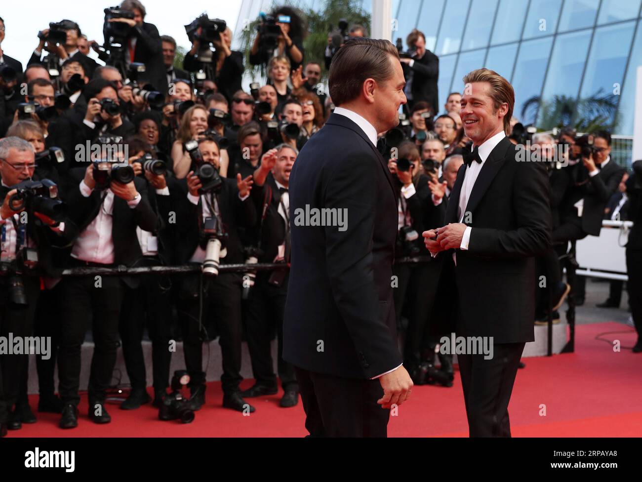 (190522) -- CANNES, 22. Mai 2019 (Xinhua) -- die Schauspieler Leonardo DiCaprio (L) und Brad Pitt nehmen an der Premiere des von Quentin Tarantino inszenierten Films Once Upon a Time in Hollywood während des 72. Cannes Film Festivals in Cannes, Frankreich, am 21. Mai 2019 Teil. Es war einmal in Hollywood, dass es um die Palme d oder mit anderen 20 Filmen konkurrieren wird. (Xinhua/Gao Jing) FRANKREICH-CANNES-FILM EINST IN HOLLYWOOD-PREMIERE PUBLICATIONxNOTxINxCHN Stockfoto