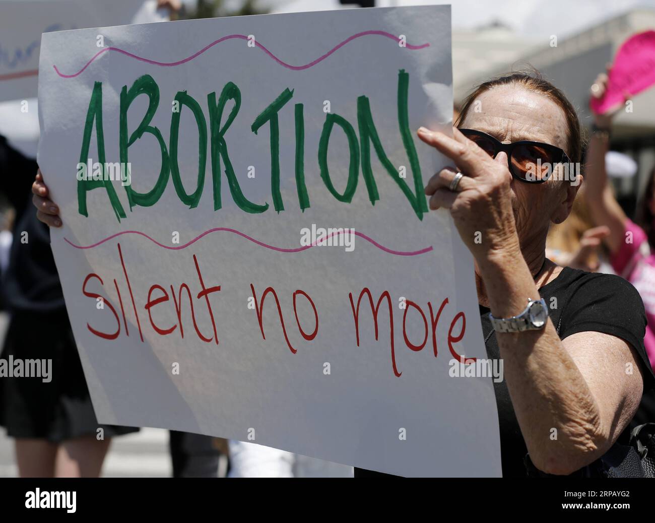 (190522) -- LOS ANGELES, 22. Mai 2019 (Xinhua) -- Eine Frau nimmt am 21. Mai 2019 an einer Kundgebung in Los Angeles, USA, Teil. Dutzende von Kundgebungen fanden am Dienstag in den großen Städten Südkaliforniens statt, um die wachsende Zahl von staaten anzuprangern, die restriktive Abtreibungsgesetze erlassen, und Frauenrechte in der strittigen Abtreibungsfrage zu fordern. (Xinhua/Li Ying) US-LOS ANGELES-ABTREIBUNGSVERBOT-PROTEST PUBLICATIONxNOTxINxCHN Stockfoto