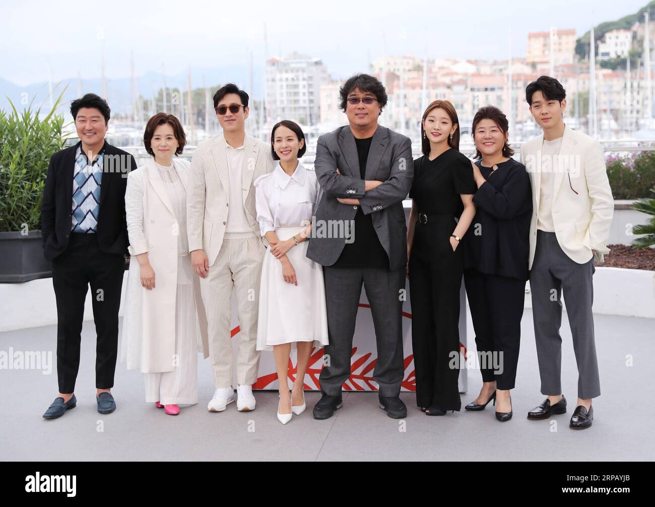 190522 -- CANNES, 22. Mai 2019 Xinhua -- Darsteller von Parasiten posieren während eines Fotogesprächs beim 72. Cannes Film Festival in Cannes, Frankreich, 22. Mai 2019. Parasit wird um die Palme d oder mit 20 anderen Filmen konkurrieren. Xinhua/Gao Jing FRANCE-CANNES-FILM FESTIVAL-PHOTOCALL-PARASIT PUBLICATIONxNOTxINxCHN Stockfoto
