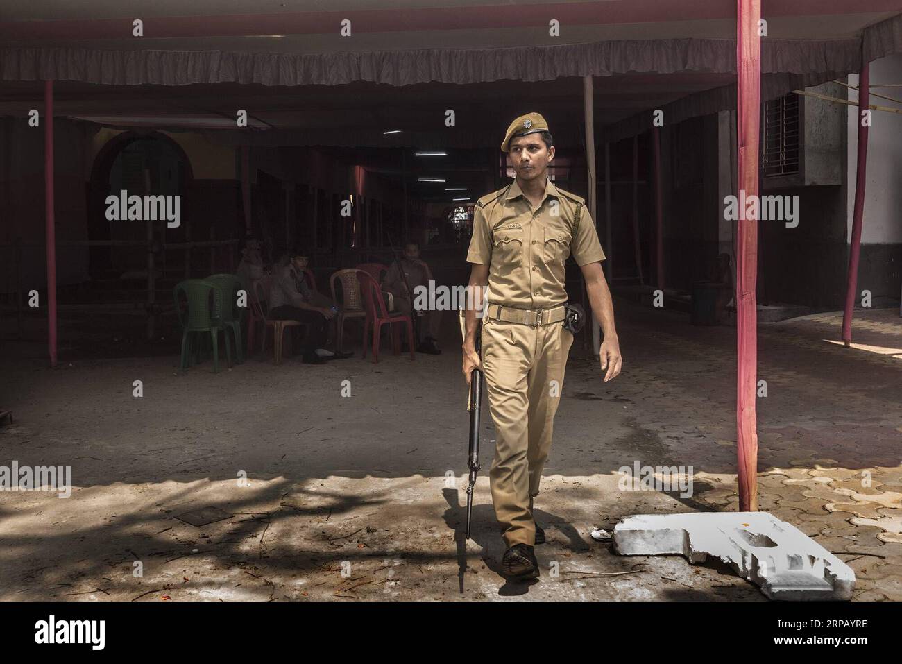 (190522) -- KOLKATA, 22. Mai 2019 -- indische Sicherheitskräfte wachen vor den Starkräumen am Vorabend des Zähltages in Kalkutta, Indien, am 22. Mai 2019. Die indische Wahlkommission (EBI) hat Vorkehrungen und Sicherheitsmaßnahmen in und um die Zählzentren einen Tag vor der Stimmenauszählung für Indiens 17. Allgemeine Wahlen im ganzen Land abgeschlossen, sagten die Beamten hier am Mittwoch. ) INDIEN-KOLKATA-WAHLSICHERHEIT TumpaxMondal PUBLICATIONxNOTxINxCHN Stockfoto