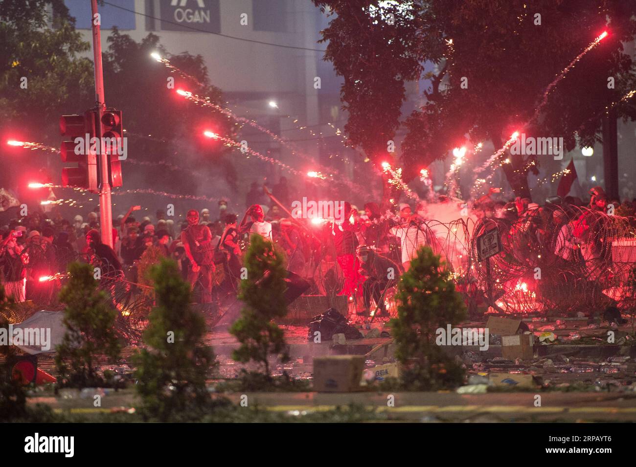 (190522) -- JAKARTA, 22. Mai 2019 -- Demonstranten zünden am 22. Mai 2019 ein Feuerwerk während eines Zusammenstoßes vor dem Gebäude des Wahlaufsichtsrats in Jakarta, Indonesien. Die Polizei von Jakarta hat 257 Randalierer verhaftet, die an gewaltsamen Wahldemonstrationen beteiligt waren, und es wird erwartet, dass weitere verhaftet werden, da die Demonstrationen noch andauern, sagte Polizeisprecher Argo Yuwono von Jakarta am Mittwoch hier. ) INDONESIEN-JAKARTA-WAHLGEWALTDEMONSTRATION VerixSanovri PUBLICATIONxNOTxINxCHN Stockfoto