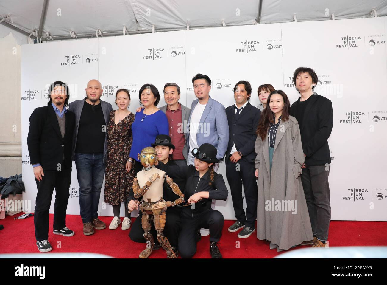 (190522) -- NEW YORK, 22. Mai 2019 (Xinhua) -- Foto aufgenommen am 28. April 2019 zeigt Ma Liang (2. L), S. Leo Chiang (5. L, hinten), Sun Yang (5. R, hinten), Paul Brill (4. R) und andere Crew-Mitglieder posierten für ein Gruppenfoto auf dem roten Teppich während der Premiere des chinesischen Dokumentarfilms Our Time Machine in New York, USA. Unsere Zeitmaschine ist ein berührender chinesischer Dokumentarfilm, der beschreibt, wie Ma, ein renommierter chinesischer Fotograf und Künstler in Shanghai, sich seinem Vater näherte, trotz verschiedener Herausforderungen an seiner kreativen Karriere festhielt und den wahren Sinn des Lebens fand. (Xinhu Stockfoto