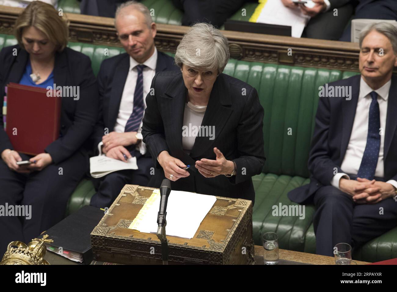 (190522) -- LONDON, 22. Mai 2019 -- die britische Premierministerin Theresa May (Front) nimmt am 22. Mai 2019 an den Fragen des Premierministers im britischen Unterhaus Teil. Die britische Premierministerin Theresa May sagte am Dienstag, dass das Gesetz über das Austrittsabkommen eine Abstimmung darüber beinhalten werde, ob ein weiteres Referendum abgehalten werden soll. ) OBLIGATORISCHES GUTHABEN: UK-LONDON-PM S QUESTIONS UKxParliament/MarkxDuffy PUBLICATIONxNOTxINxCHN Stockfoto