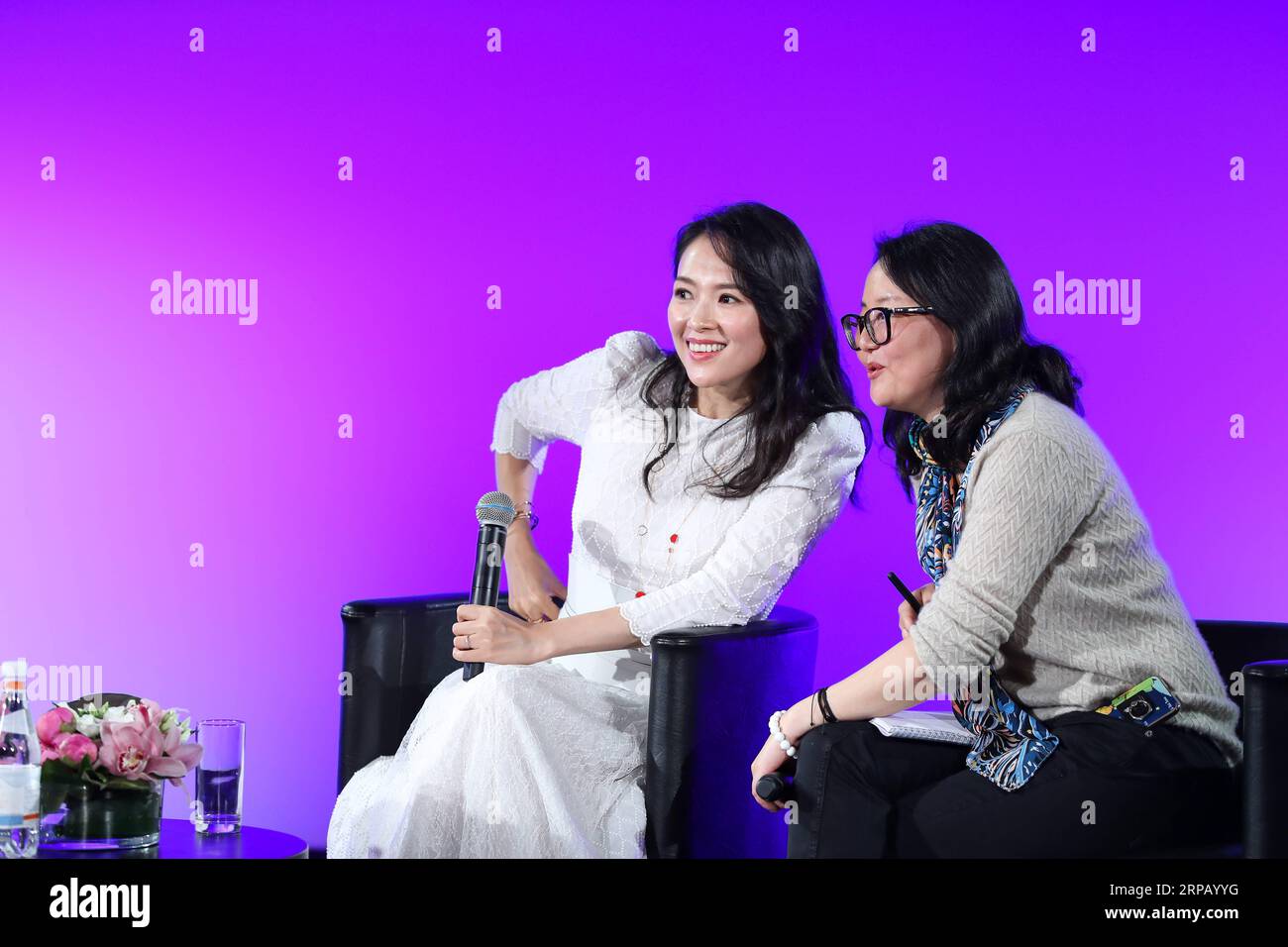 (190523) -- CANNES, 23. Mai 2019 (Xinhua) -- die chinesische Schauspielerin Zhang Ziyi (L) nimmt am 72. Cannes Film Festival in Cannes, Frankreich, am 22. Mai 2019 Teil. Zhang Ziyi wurde eingeladen, gemeinsam mit dem amerikanischen Schauspieler Sylvester Stallone, dem französischen Schauspieler Alain Delon und dem dänischen Regisseur Nicolas Winding Refn über ihre Karriere in der diesjährigen Meisterklasse zu sprechen. Die 72. Filmfestspiele von Cannes finden vom 14. Bis 25. Mai statt. (Xinhua/Zhang Cheng) FRANCE-CANNES-FILM FESTIVAL-ZHANG ZIYI PUBLICATIONxNOTxINxCHN Stockfoto