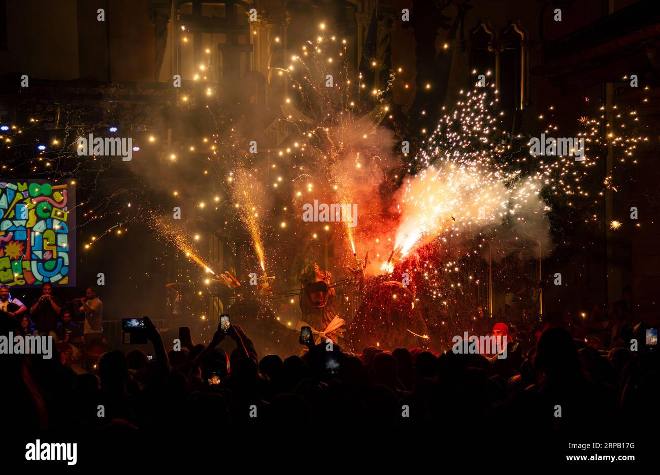 Mythische Drachentänze in einer pyrotechnischen Show mit Feuerwerk aus dem Kopf. Die Leute nehmen mit ihren Mobiltelefonen und einem Orchester auf, das m spielt Stockfoto
