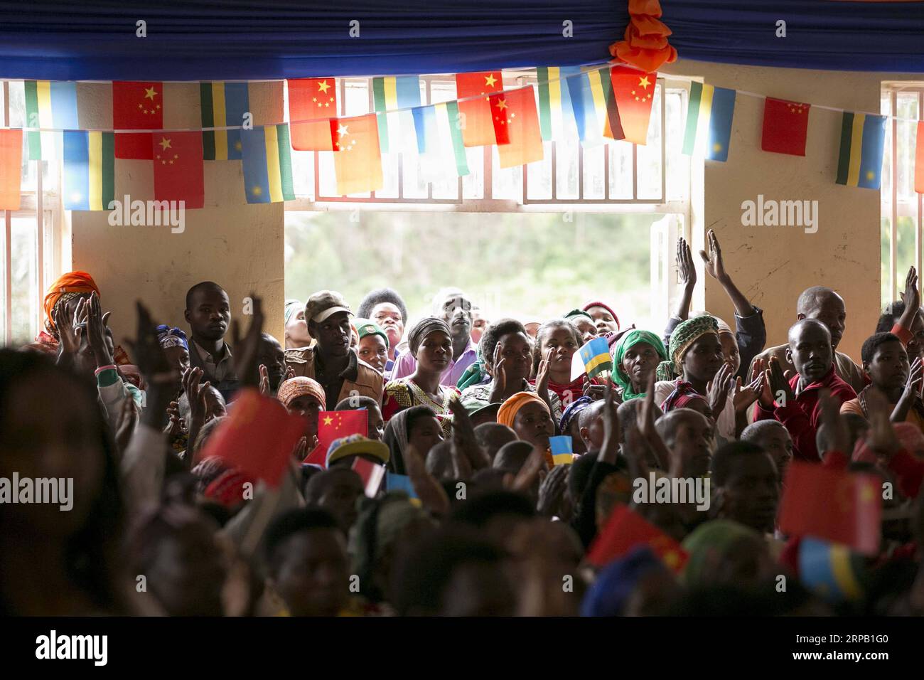 (190524) -- RULINDO (RUANDA), 24. Mai 2019 -- die ruandische Bevölkerung nimmt am 24. Mai 2019 an der Abschlusszeremonie eines von China finanzierten dörflichen Fernsehprojekts im Bezirk Rulindo im Zentrum Ruandas Teil. Die Abschlusszeremonie fand am Freitag im Bezirk Rulindo statt, wo China und Ruanda ein Übergabedokument unterzeichneten. Das Projekt des Zugangs zum Satellitenfernsehen für 10.000 African Village, das Teil der Ergebnisse des Gipfeltreffens des Forums für Zusammenarbeit zwischen China und Afrika (FOCAC) 2015 ist, bietet 300 ruandischen Dörfern freien Zugang zum Satellitenfernsehen. ) RWANDA-RULINDO-CHINA-VILLAGE-TV-PROJEKT GABRIELXDUSABE PUBLICATIONXNOTX Stockfoto