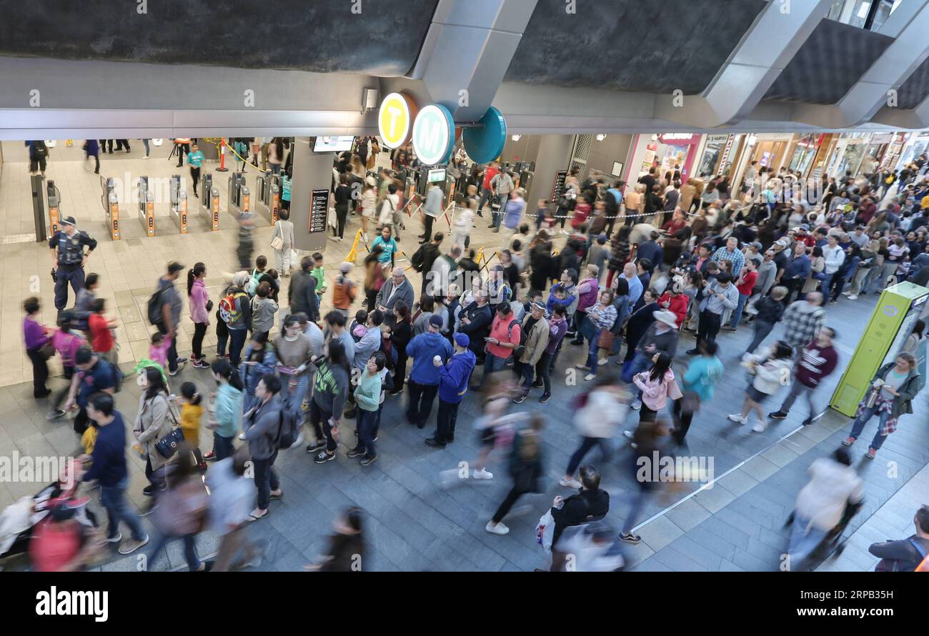 (190526) -- SYDNEY, 26. Mai 2019 -- Passagiere betreten die Chatswood Station der neu eröffneten Sydney Metro Northwest in Sydney, Australien, am 26. Mai 2019. Sydneys neue fahrerlose Nordwest-Metro wurde am Sonntag eröffnet. ) AUSTRALIEN-SYDNEY-METRO-FAHRERLOSER ZUG BaixXuefei PUBLICATIONxNOTxINxCHN Stockfoto