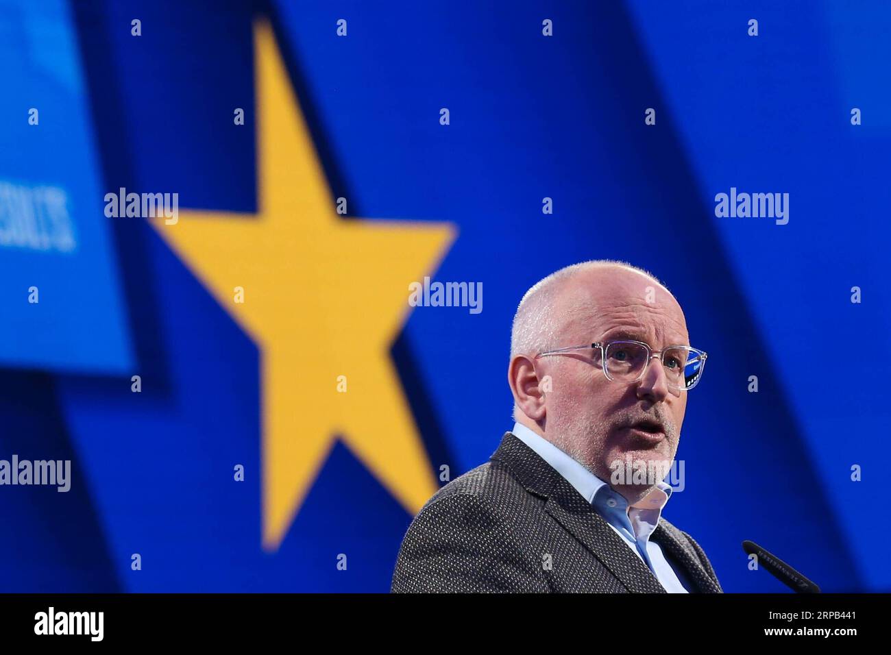 (190527) -- BRÜSSEL, 27. Mai 2019 -- Frans Timmermans, Vizepräsident der Europäischen Kommission und Spitzenkandidat der europäischen sozialdemokraten, spricht vor dem Europäischen Parlament in Brüssel, Belgien, am 27. Mai 2019. Die Wähler in Deutschland, Litauen, Zypern, Bulgarien, Griechenland und Italien haben am Sonntag bei den Wahlen zum Europäischen Parlament (EP) ihre Stimmzettel abgegeben. Die Bürger der 28 Mitgliedstaaten der Europäischen Union (EU), unter denen mehr als 400 Millionen Wähler teilnahmeberechtigt sind, werden voraussichtlich über einen Zeitraum von vier Tagen ab Donnerstag abstimmen, um 751 Mitglieder des Europäischen Parlaments (MdEP) für eine Amtszeit von fünf Jahren zu wählen. ) Stockfoto