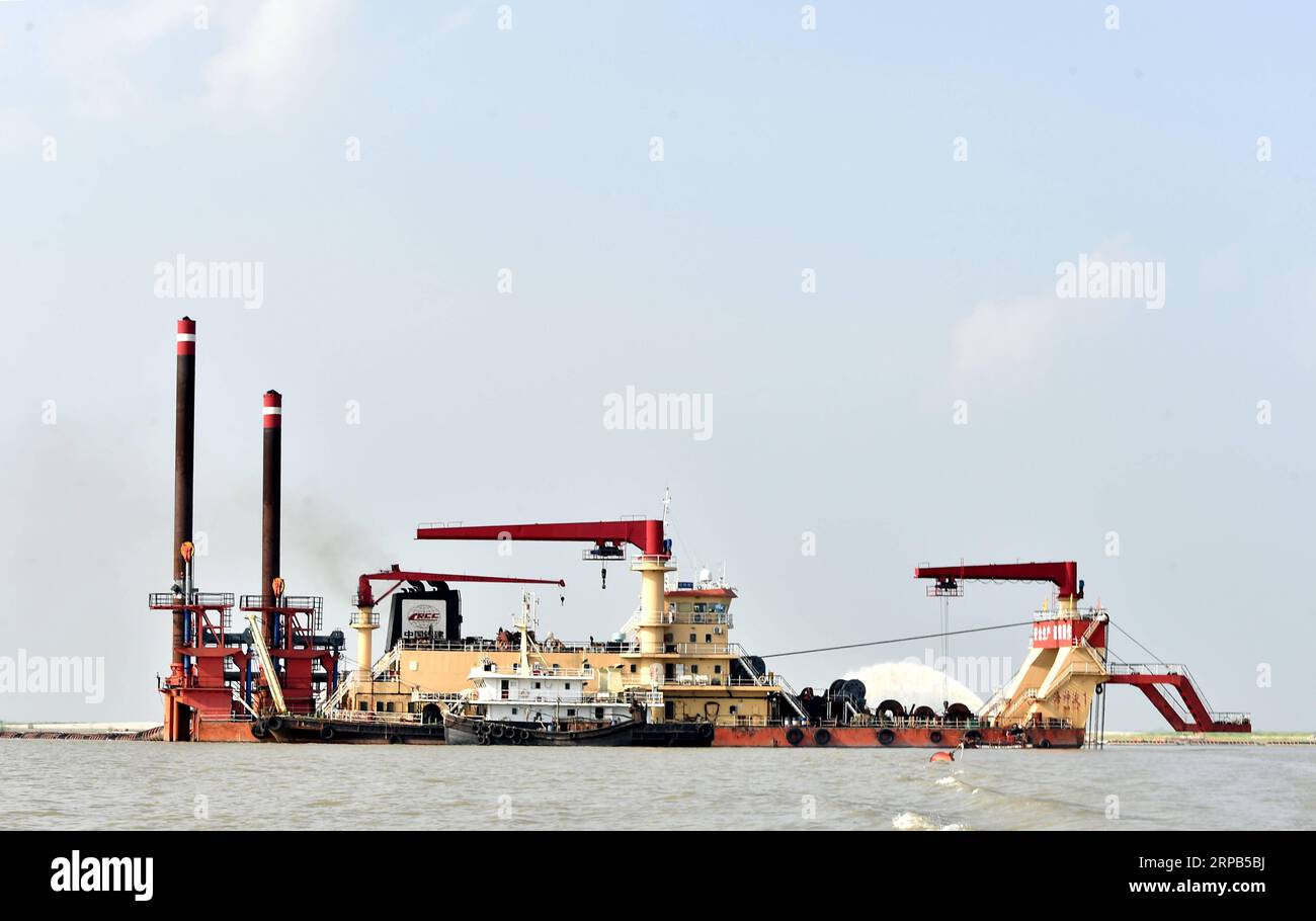 (190528) -- SHARIATPUR, 28. Mai 2019 -- Ein Baggerschiff der CRCC Harbour and Channel Engineering Bureau Group Co., Ltd. Arbeitet am 27. Mai 2019 auf dem Padma River im Bezirk Shariatpur, Bangladesch. Das Unternehmen hat den Padma-Fluss ausgebaggert, um die Tiefe einiger wichtiger Schifffahrtskanäle an mehreren wichtigen Flusspunkten zu erhöhen. Ziel des Flussbaggerprojekts ist es auch, die Überschwemmungsgefahr durch Maßnahmen zum Schutz der Flussufer zu verringern. Stringer) BANGLADESCH-SHARIATPUR-FLUSSBAGGER Naim-ul-karim PUBLICATIONxNOTxINxCHN Stockfoto