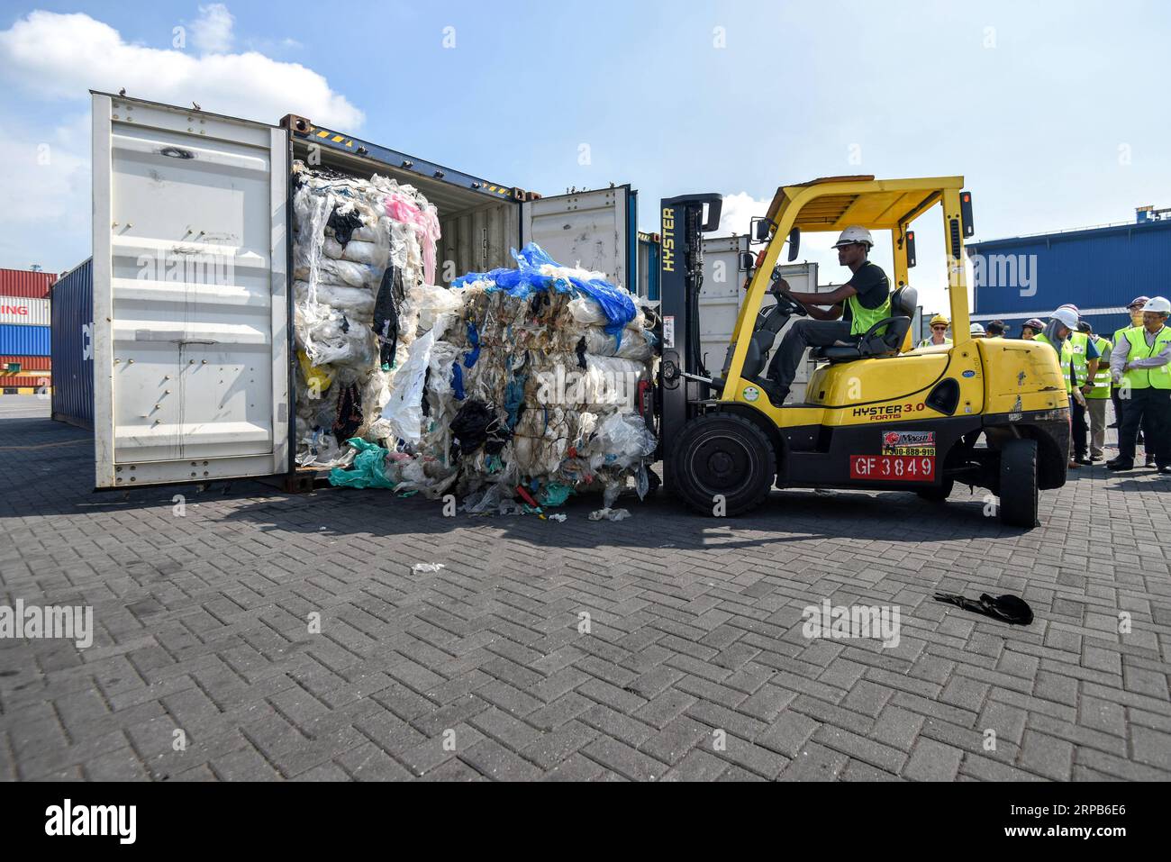 (190529) -- PORT KLANG, 29. Mai 2019 (Xinhua) -- Ein Mitarbeiter des Ministeriums für Energie, Wissenschaft, Technologie, Umwelt und Klimawandel fördert Kunststoffabfälle in Port Klang, Malaysia, 28. Mai 2019. Die Industrieländer müssen ihre Entsorgung von Kunststoffabfällen überprüfen und die Versendung solcher Materialien an Entwicklungsländer einstellen, sagte der Minister für Energie, Wissenschaft, Technologie, Umwelt und Klimawandel Yeo Bee Yin am Dienstag. In einer Pressekonferenz nach der Inspektion mehrerer Schiffscontainer mit Kunststoff und anderen Abfällen in Port Klang, dem größten Hafen des Landes, sagte Yeo, dass die Regierung dies tun werde Stockfoto