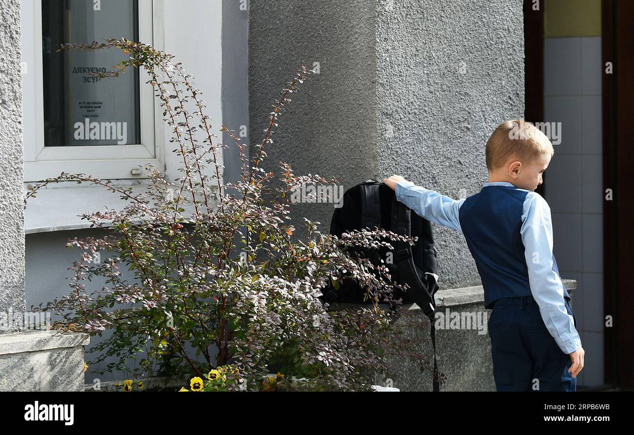 Nicht exklusiv: KIEW, UKRAINE - 1. SEPTEMBER 2023 - Ein Junge hält einen Rucksack an einer der Kiewer Schulen zu Beginn des neuen akademischen Jahres, Kiew, Kapi Stockfoto