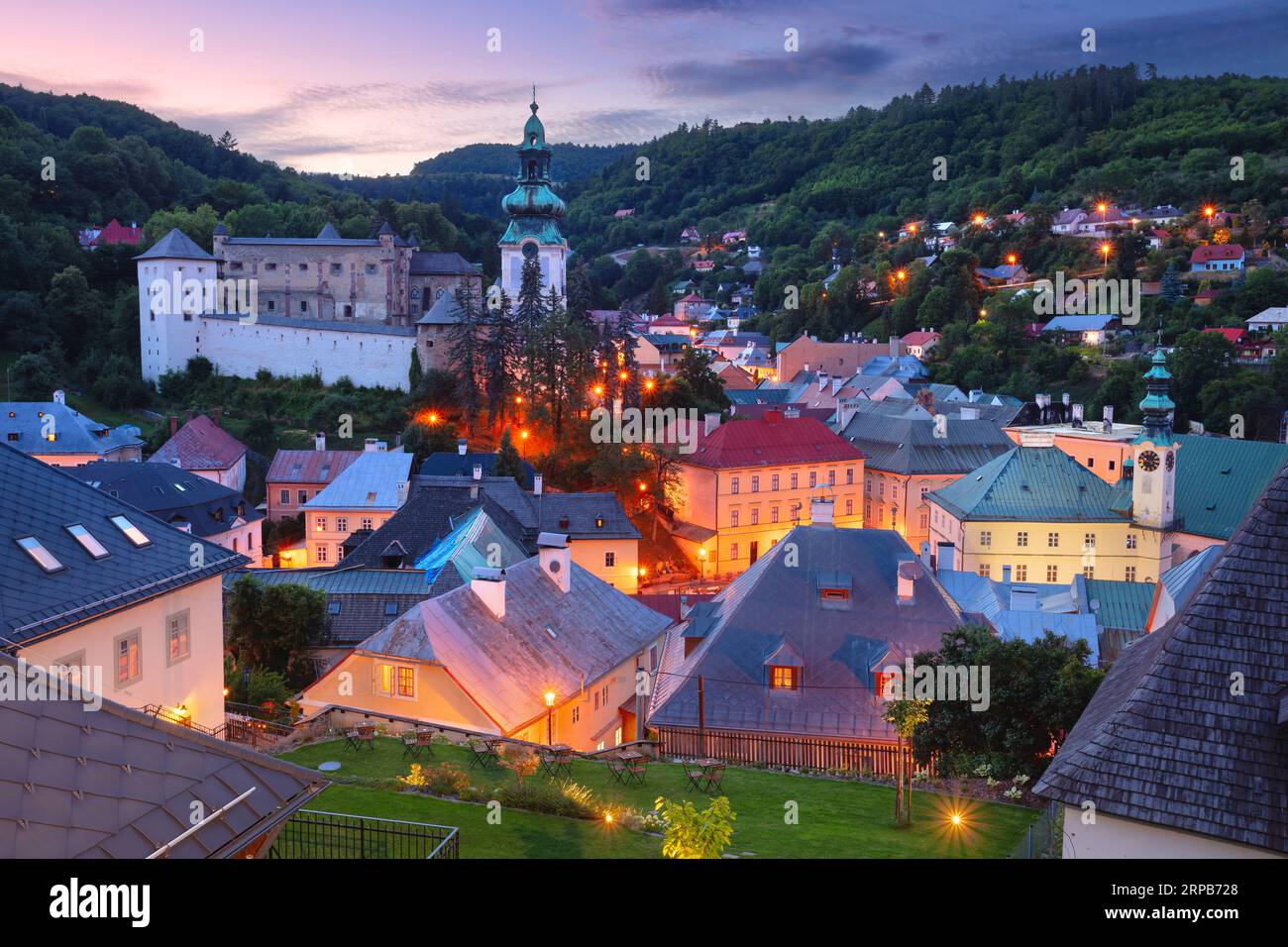 Banska Stiavnica, Slowakei. Stadtbild der historischen Stadt Banska Stiavnica, Slowakische Republik bei Sonnenuntergang im Sommer. Stockfoto