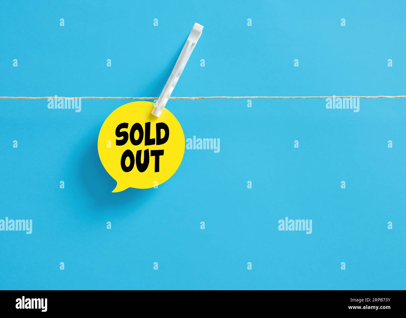 Ausverkaufte Nachricht auf einer Sprechblase, die mit einer Clothespin an der Wäscheleine hängt. Geschäftsvertriebskonzept. Stockfoto