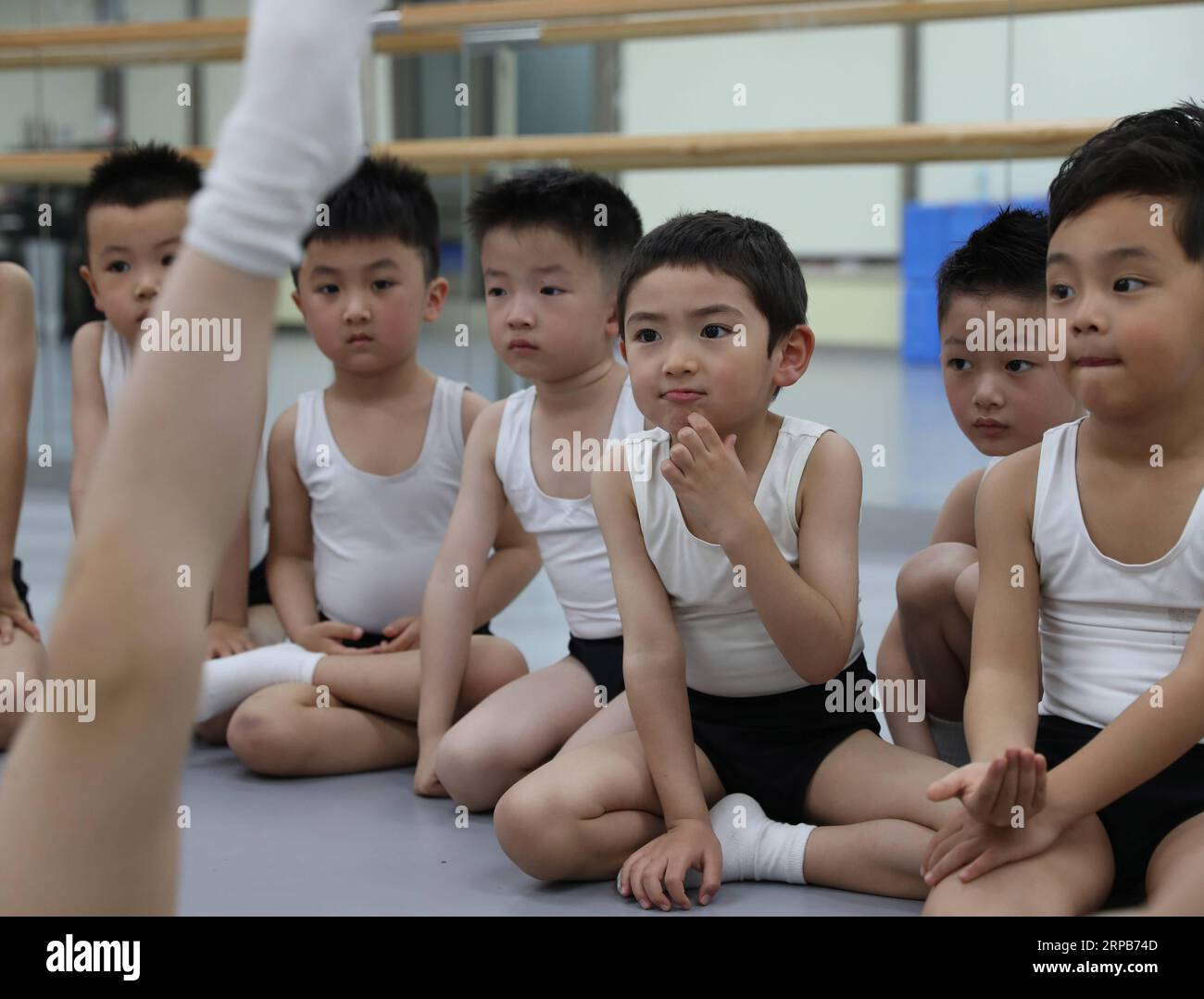 (190530) -- SHANGHAI, 30. Mai 2019 (Xinhua) -- Balletttänzer hören ihren Lehrer während eines Unterrichts an der Kunstschule Shanghai Little Star in Shanghai, Ostchina, 22. Mai 2019. Die Shanghai Little Star, eine Tochtergesellschaft der SMG (Shanghai Media Group), eröffnete 2018 ihre erste Ballettklasse. Nach einem Jahr Training haben mehr als 20 Jungen im Alter von vier bis sechs Jahren eine Reihe von harten Übungen durchlaufen und sind kleine Ballettfans geworden. (Xinhua/Liu Ying) CHINA-SHANGHAI-BALLET-BOY DANCERS (CN) PUBLICATIONxNOTxINxCHN Stockfoto