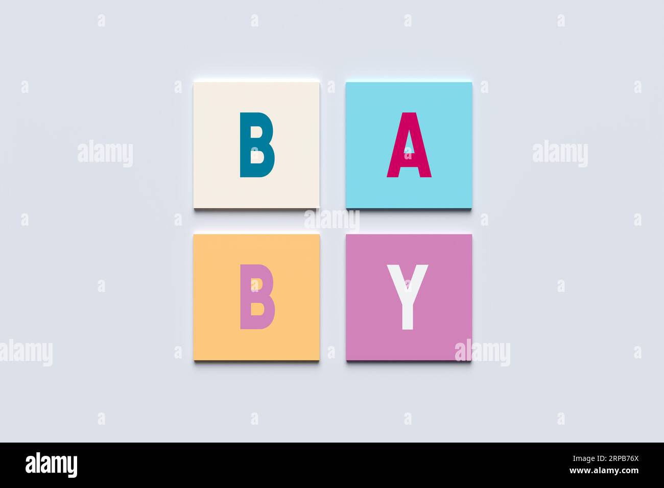 Das Wort Baby auf pastellfarbenen quadratischen Blöcken. Hintergrundbild für die Ankündigung der Babydusche, Grußkarte oder Geburtsansage. Stockfoto