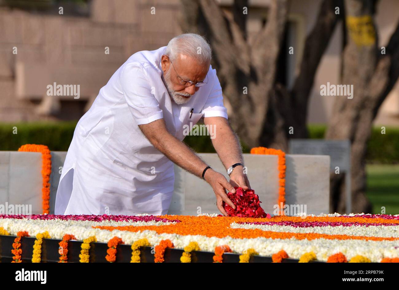 (190530) -- NEU DELHI, 30. Mai 2019 -- der designierte indische Premierminister Narendra Modi würdigt in Rajghat, der Gedenkstätte für Mahatma Gandhi, vor der Vereidigung seiner zweiten Amtszeit als indischer Premierminister in Neu Delhi, Indien, am 30. Mai 2019. ) INDIEN-NEU-DELHI-PREMIERMINISTER ParthaxSarkar PUBLICATIONxNOTxINxCHN Stockfoto