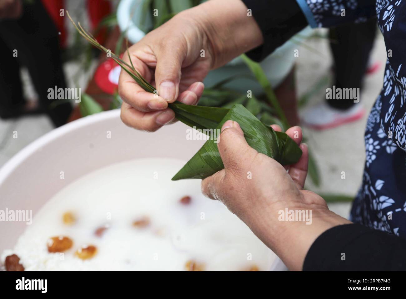 (190530) -- LIANYUNGANG, 30. Mai 2019 (Xinhua) -- Eine Frau macht Zongzi, eine Art Reisknödel, umhüllt von Bambusblättern, während eines Wettbewerbs in der Stadt Lianyungang in der ostchinesischen Provinz Jiangsu, 30. Mai 2019. (Xinhua/Zhu Huanan) CHINA-DRAGON BOAT FESTIVAL-FOLK CUSTOMS (CN) PUBLICATIONxNOTxINxCHN Stockfoto